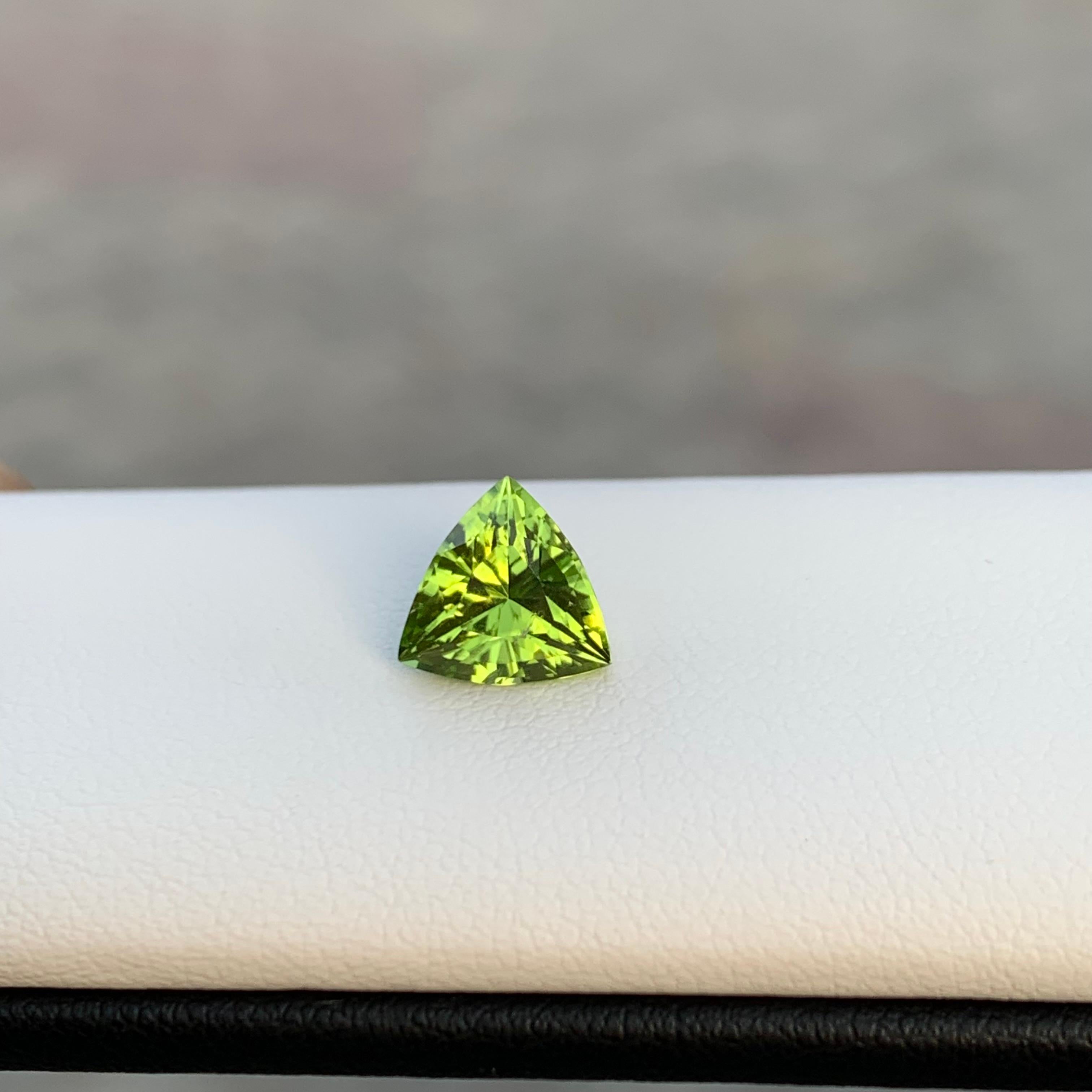 Loser Peridot

Gewicht: 1,85 Karat
Abmessung: 8.4 x 8.3 x 5.1 Mm
Farbe: Grün
Herkunft: Supat-Tal, Pakistan
Die Form: Billion 
Zertifikat: Auf Anfrage
Behandlung: Nicht

Der Peridot, ein leuchtender und glänzender Edelstein, wird seit Jahrhunderten