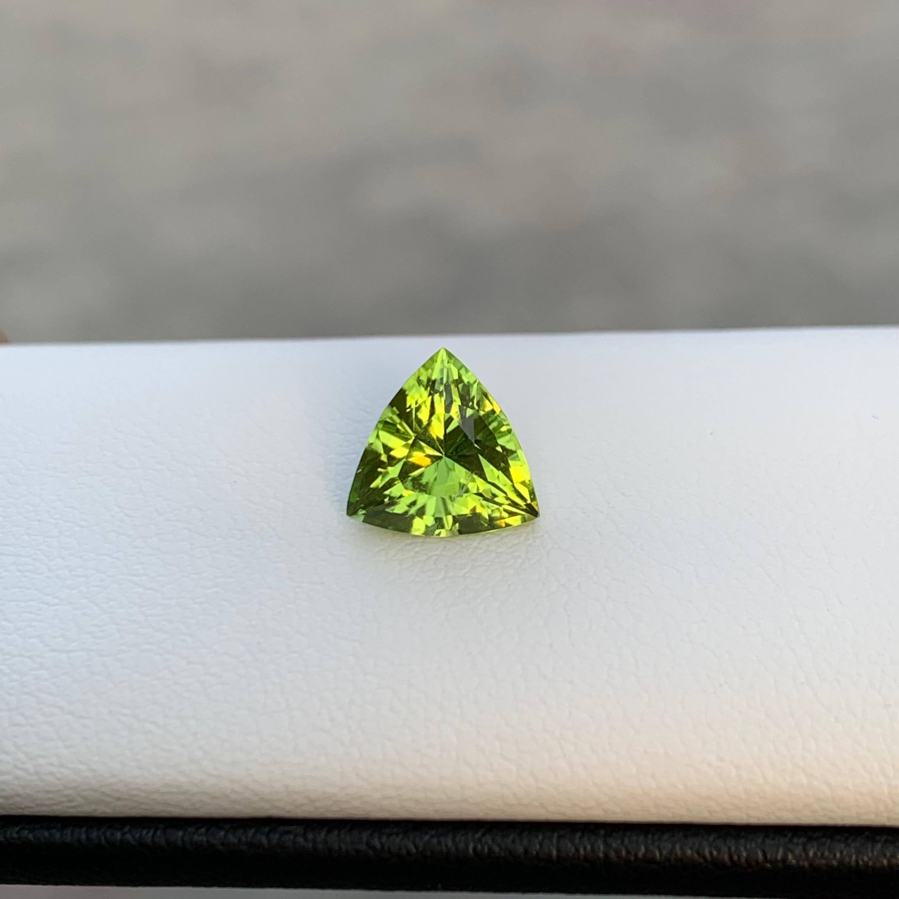 1,85 Karat Natürlicher loser Apfel Grüner Peridot Trillion Form Edelstein für Ring (Arts and Crafts) im Angebot