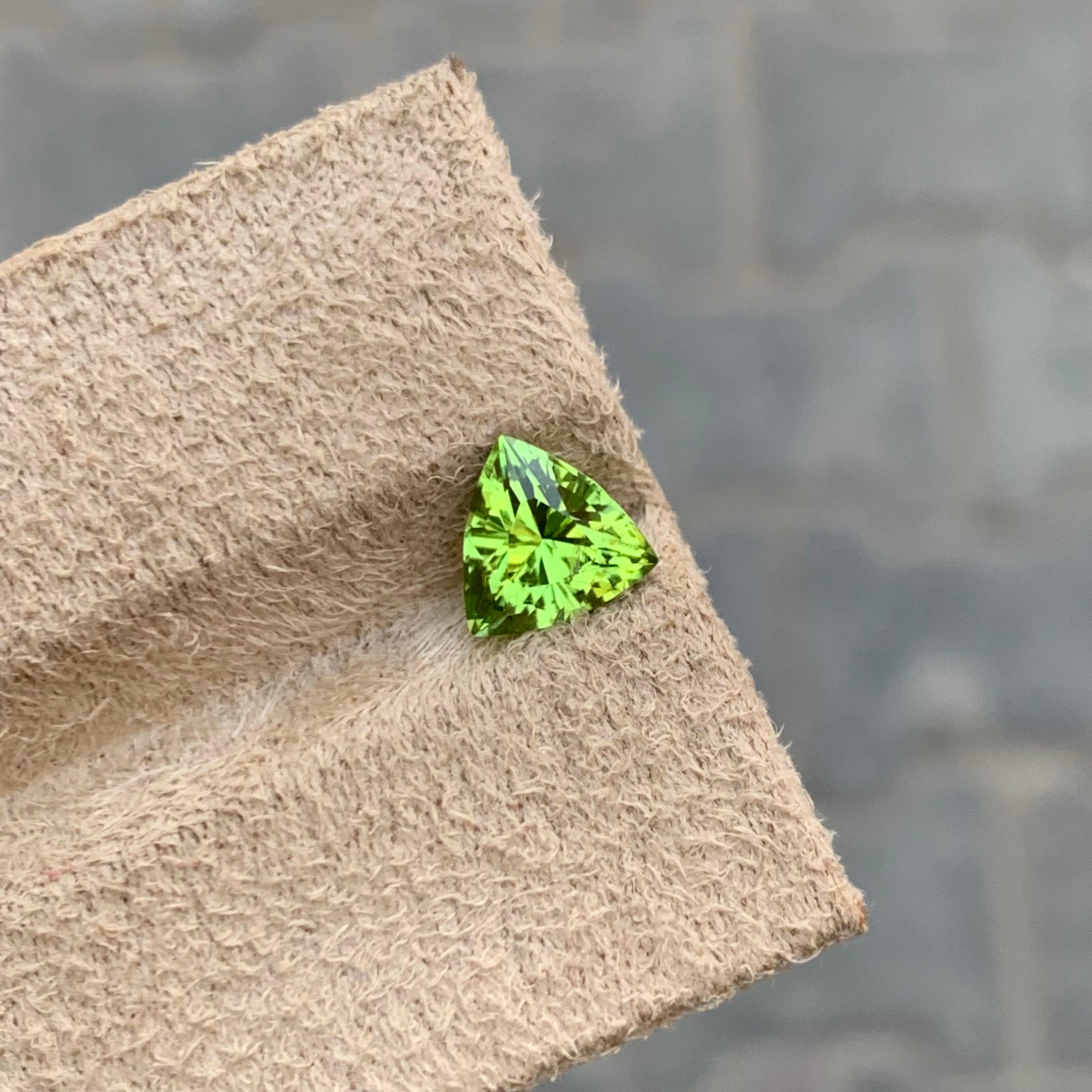 1,85 Karat Natürlicher loser Apfel Grüner Peridot Trillion Form Edelstein für Ring (Trillionschliff) im Angebot