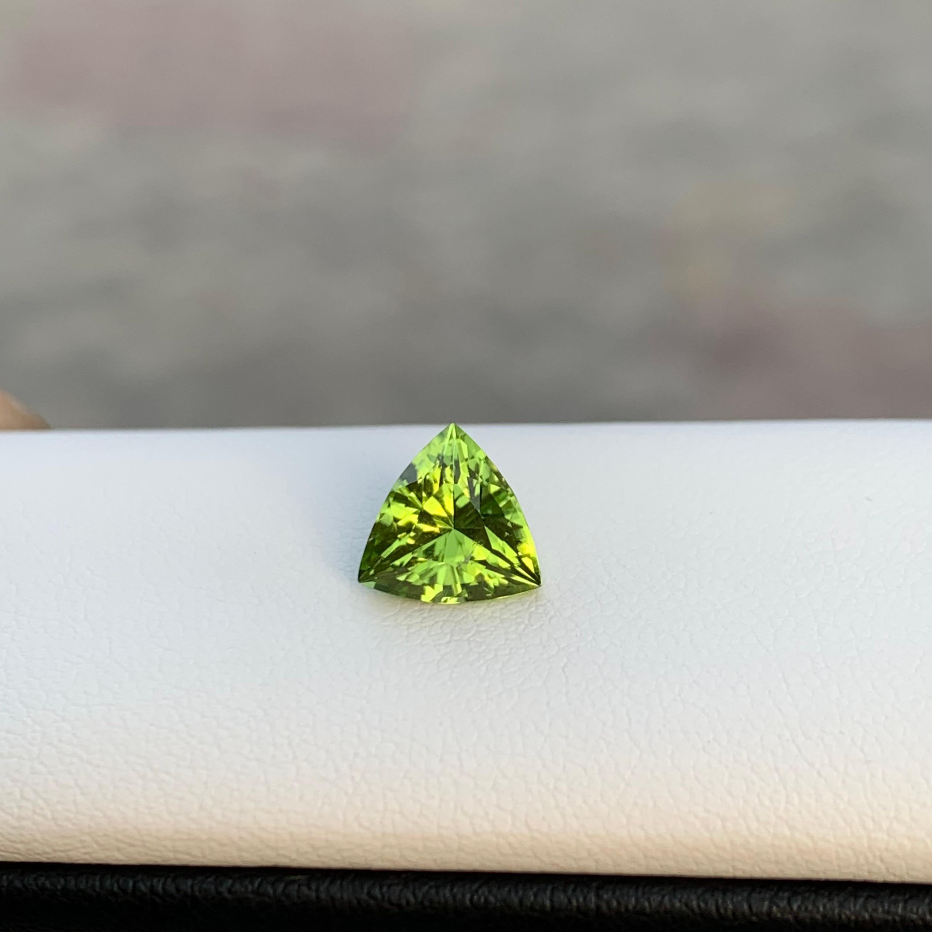 1,85 Karat Natürlicher loser Apfel Grüner Peridot Trillion Form Edelstein für Ring im Zustand „Neu“ im Angebot in Peshawar, PK