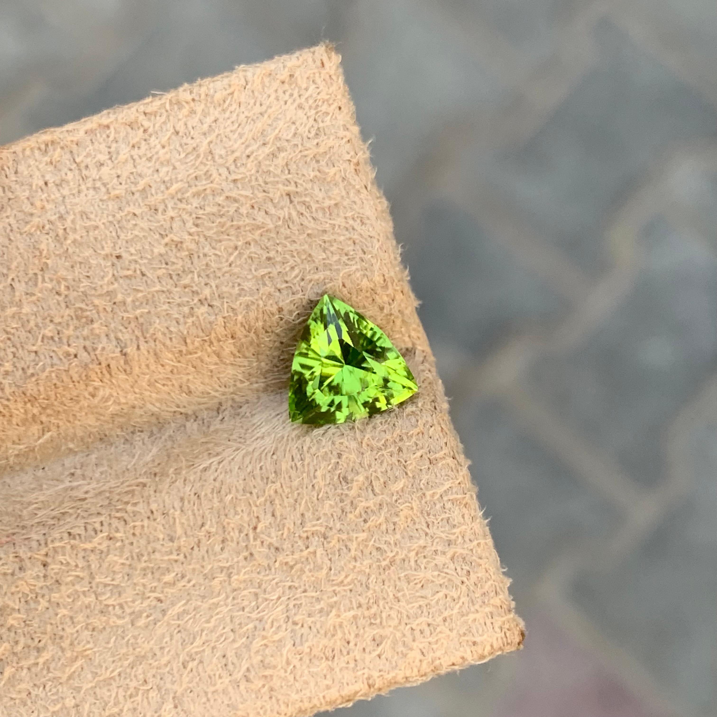 1,85 Karat Natürlicher loser Apfel Grüner Peridot Trillion Form Edelstein für Ring für Damen oder Herren im Angebot