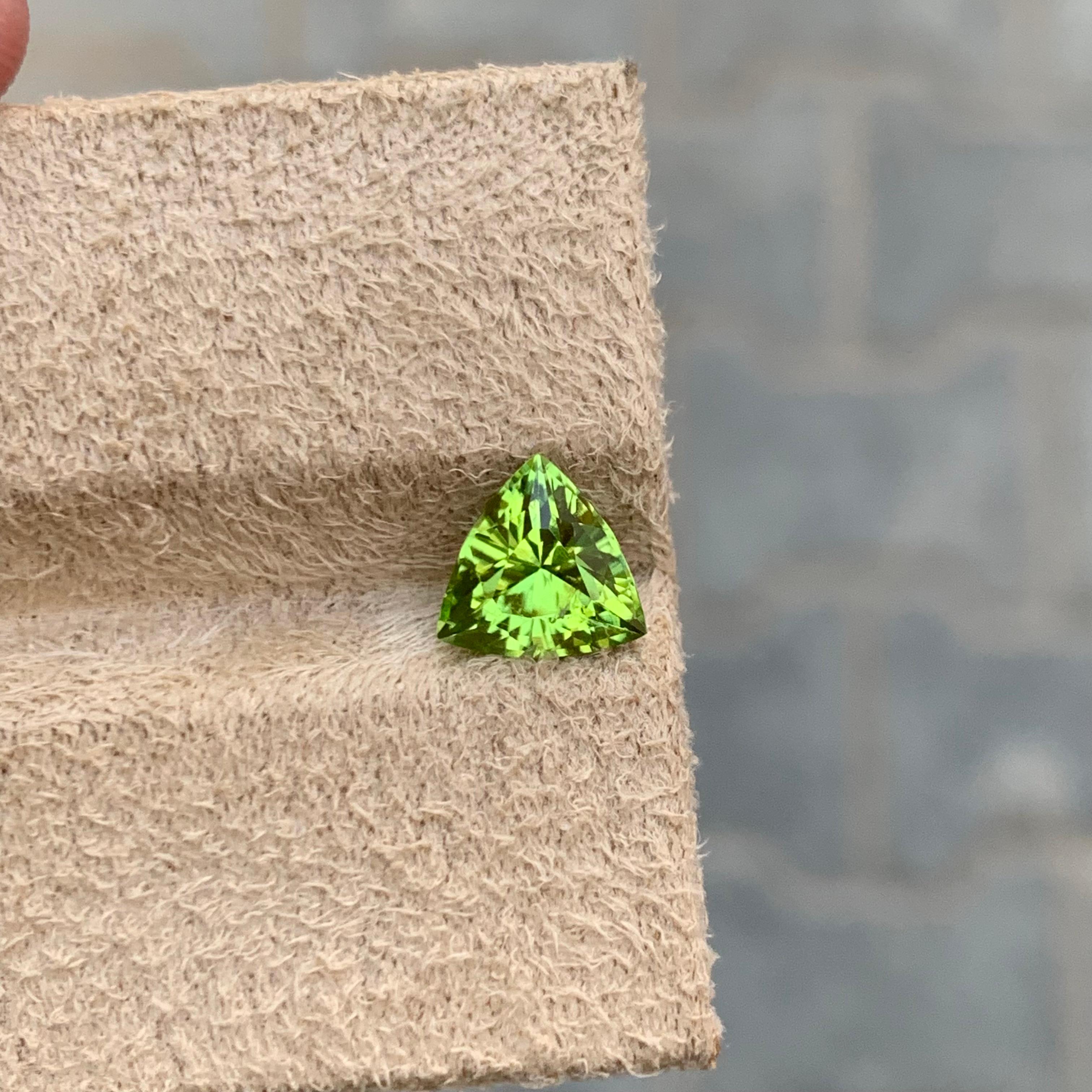 1,85 Karat Natürlicher loser Apfel Grüner Peridot Trillion Form Edelstein für Ring im Angebot 2