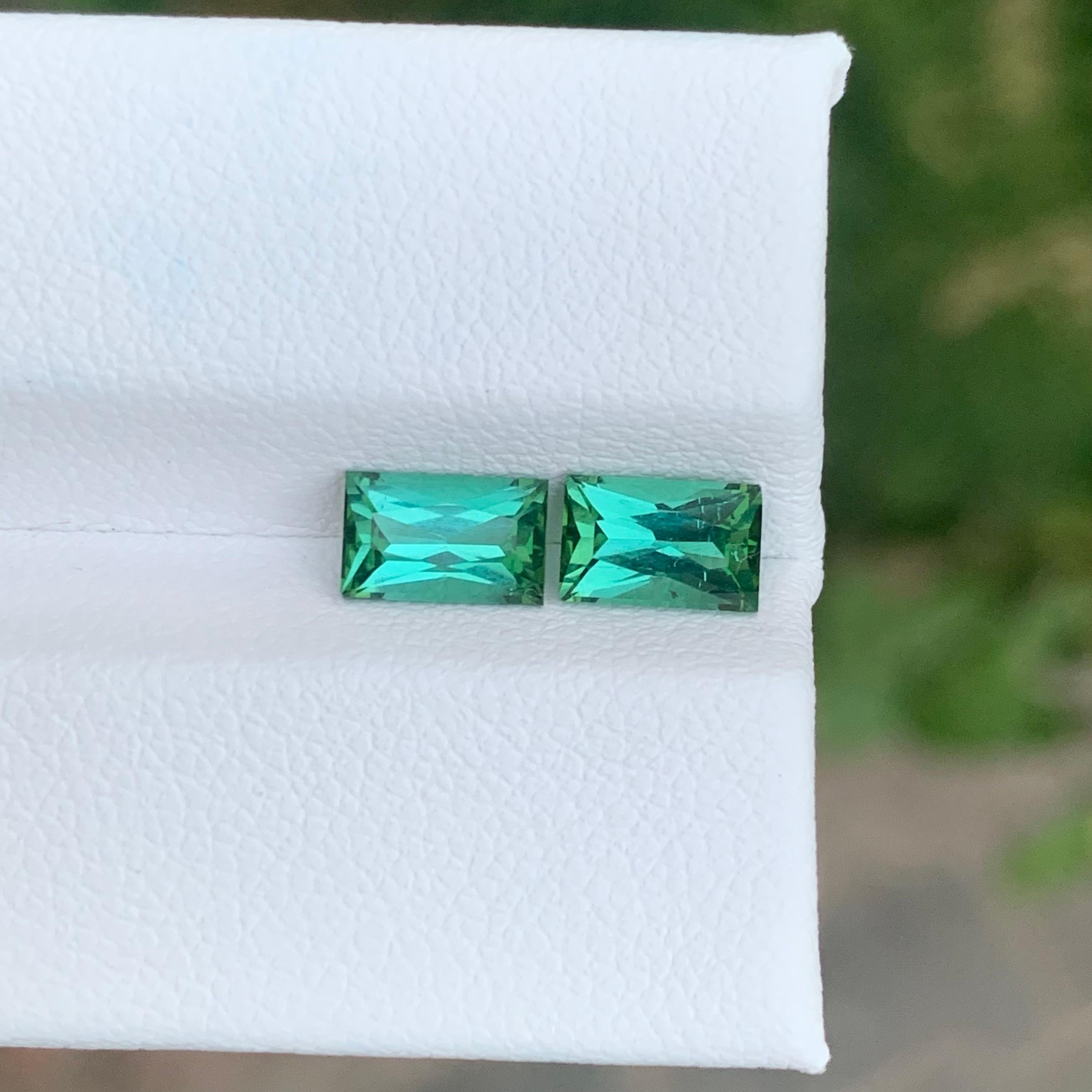 Taglio smeraldo 1,85 carati di tormalina blu verde naturale sfusa, coppia di gemme con taglio a forbice in vendita