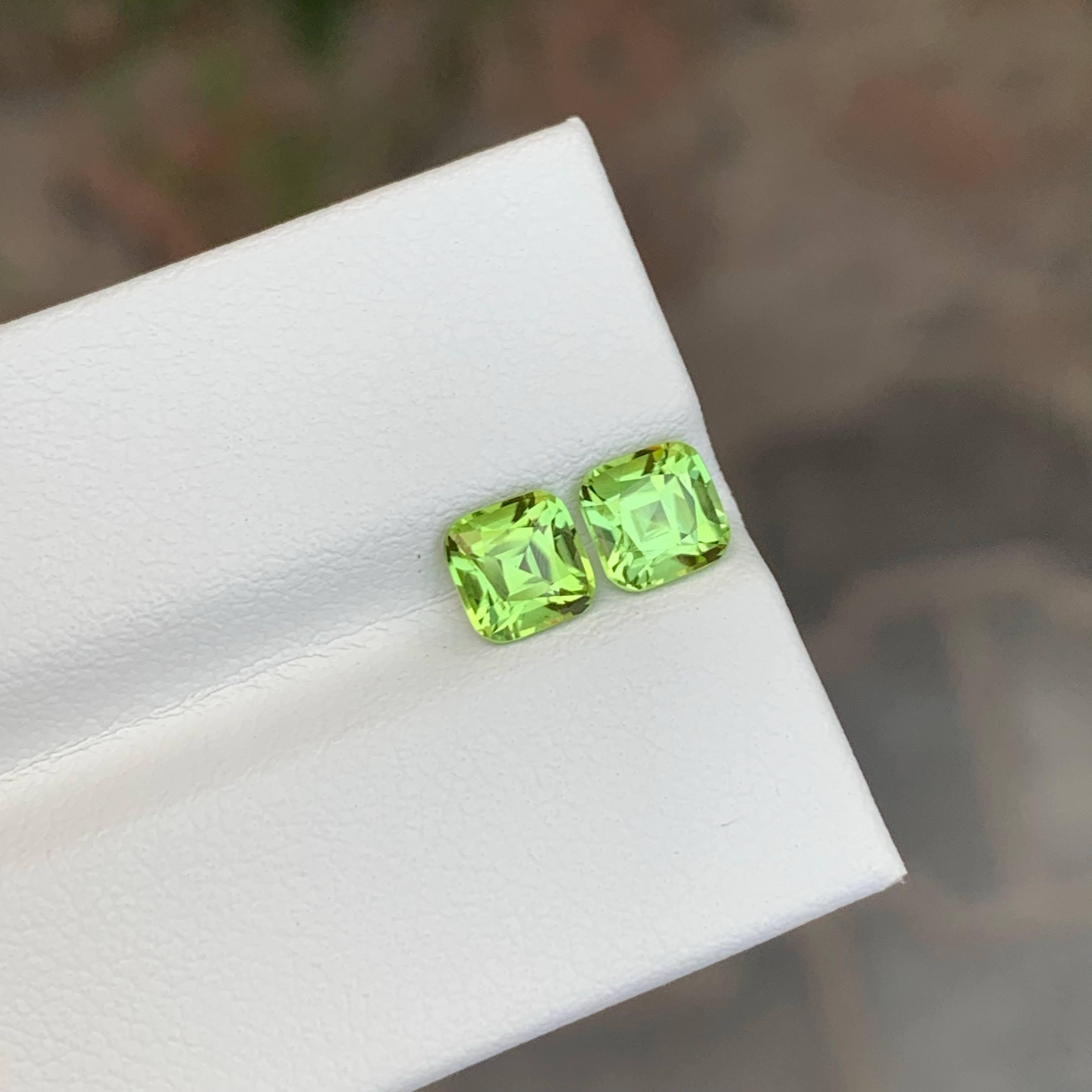 1,85 Karat Natürlicher loser grüner Peridot Paar im Kissenschliff Pakistanischer Edelstein (Moderne) im Angebot