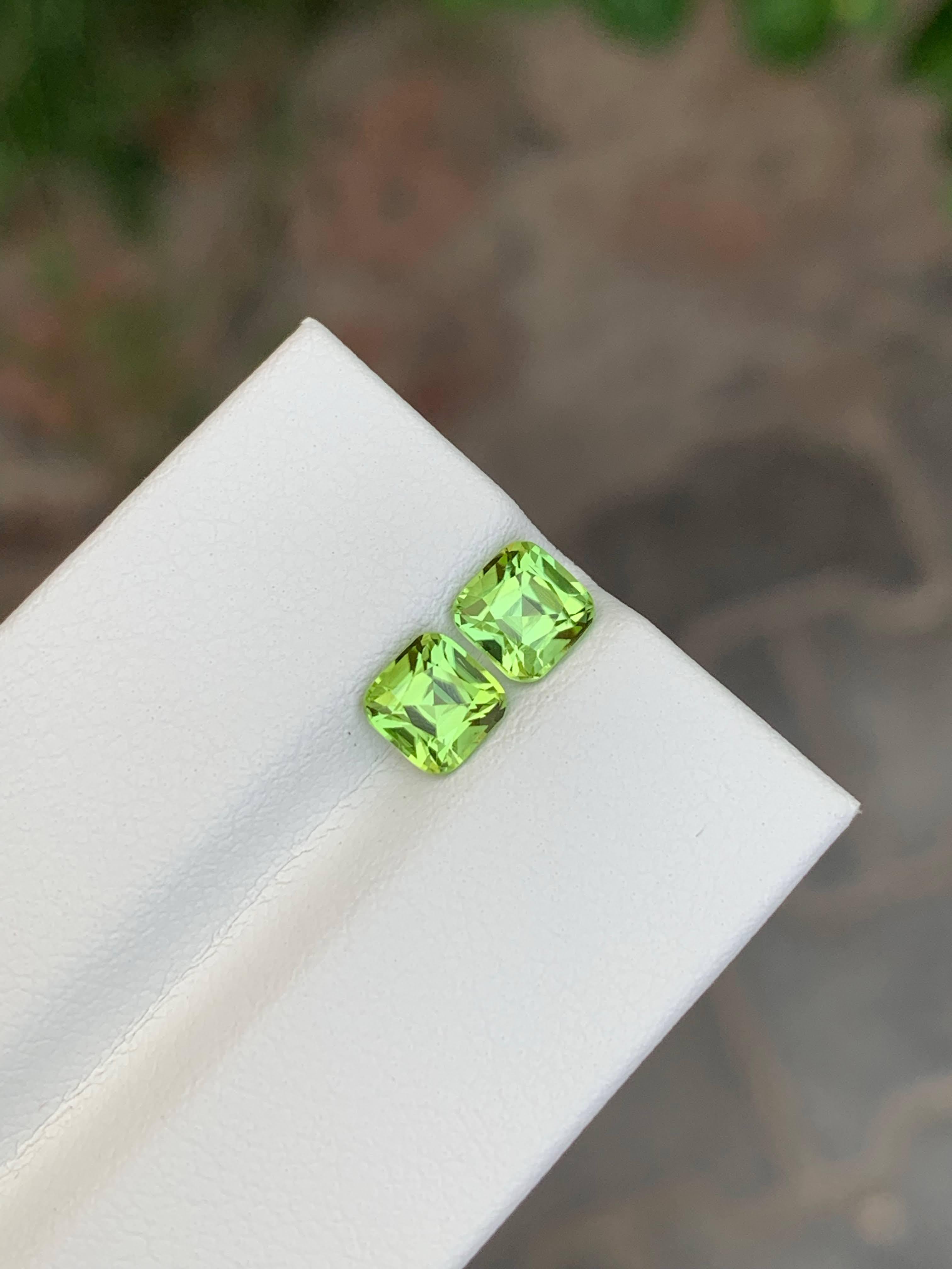 1,85 Karat Natürlicher loser grüner Peridot Paar im Kissenschliff Pakistanischer Edelstein im Zustand „Neu“ im Angebot in Bangkok, TH