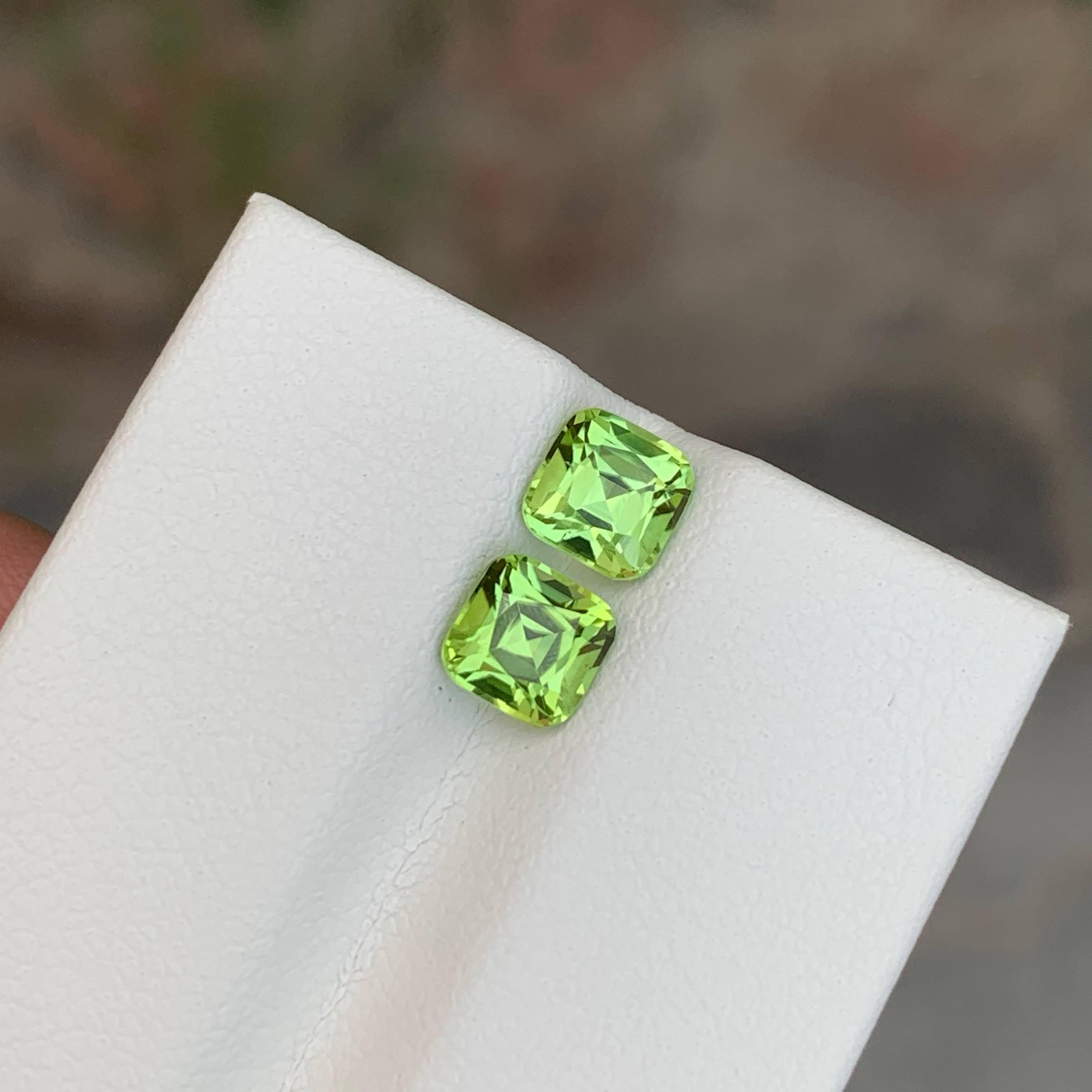 1,85 Karat Natürlicher loser grüner Peridot Paar im Kissenschliff Pakistanischer Edelstein für Damen oder Herren im Angebot