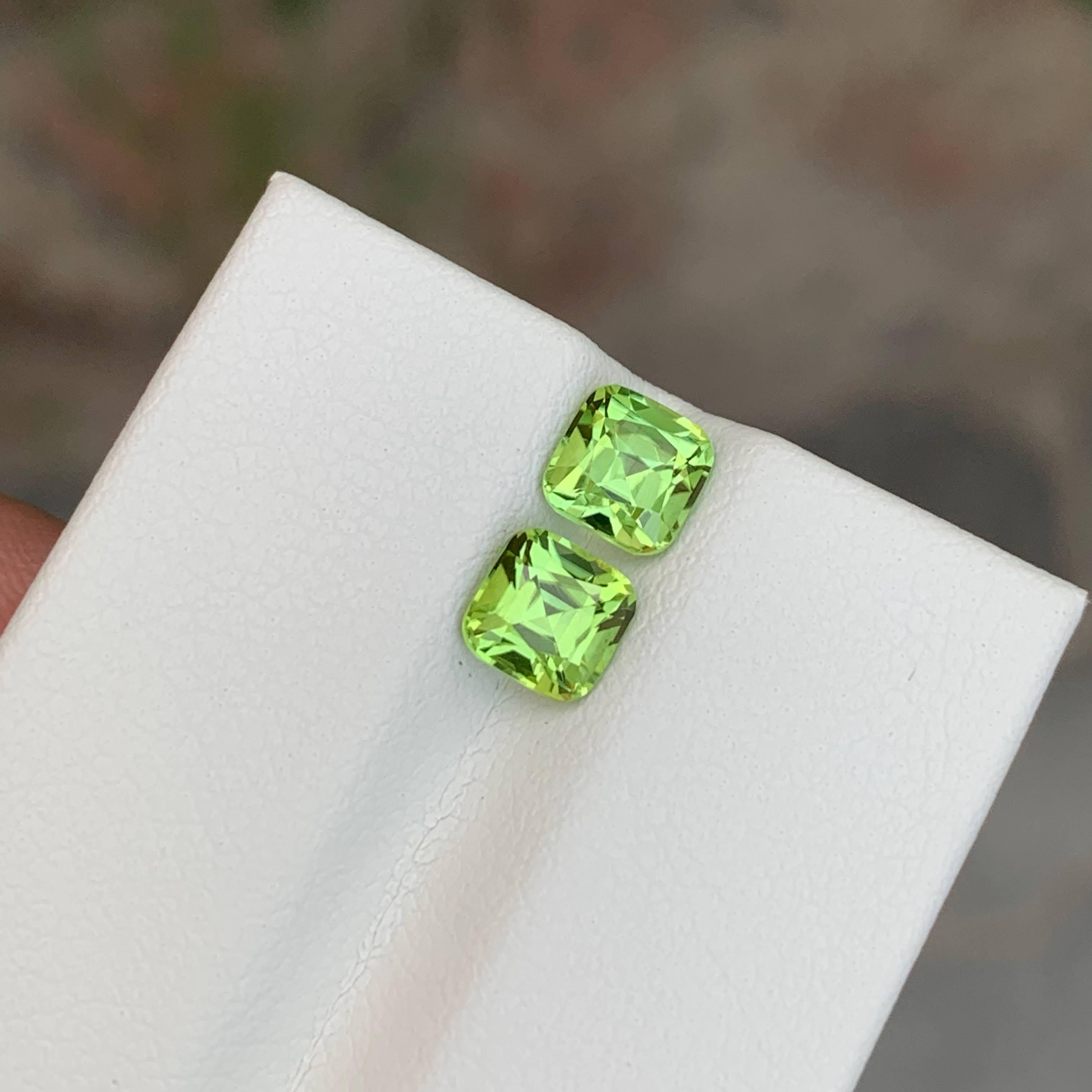 1,85 Karat Natürlicher loser grüner Peridot Paar im Kissenschliff Pakistanischer Edelstein im Angebot 1