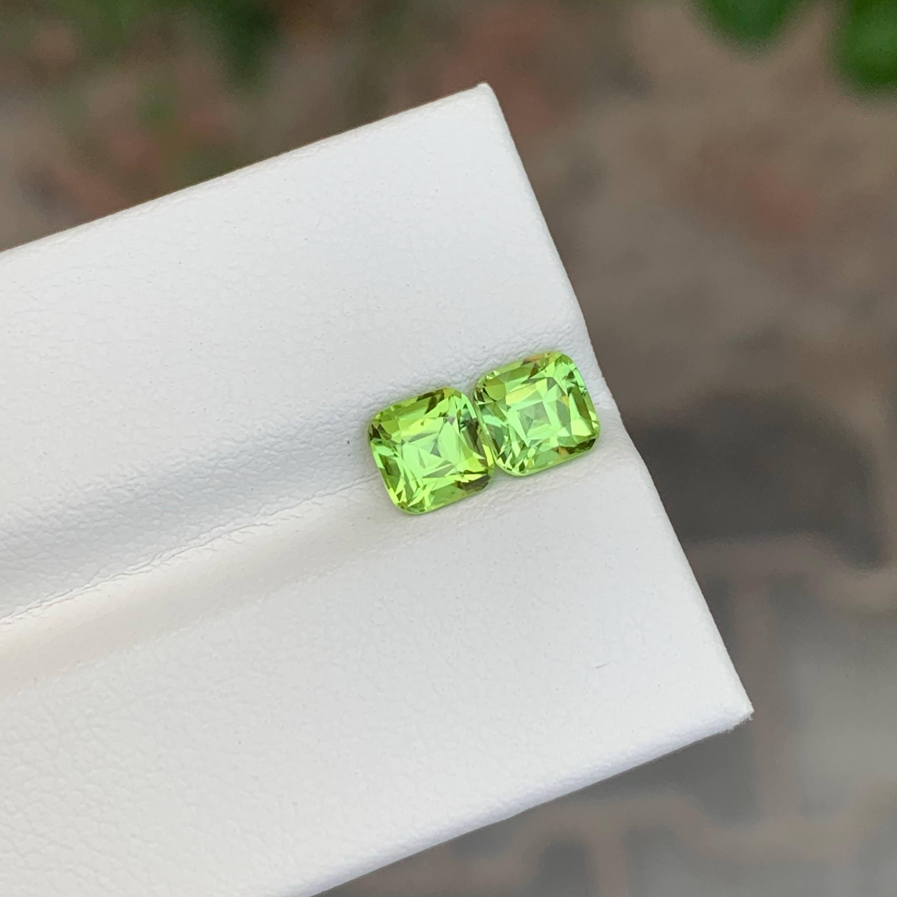 1,85 Karat Natürlicher loser grüner Peridot Paar im Kissenschliff Pakistanischer Edelstein im Angebot 2