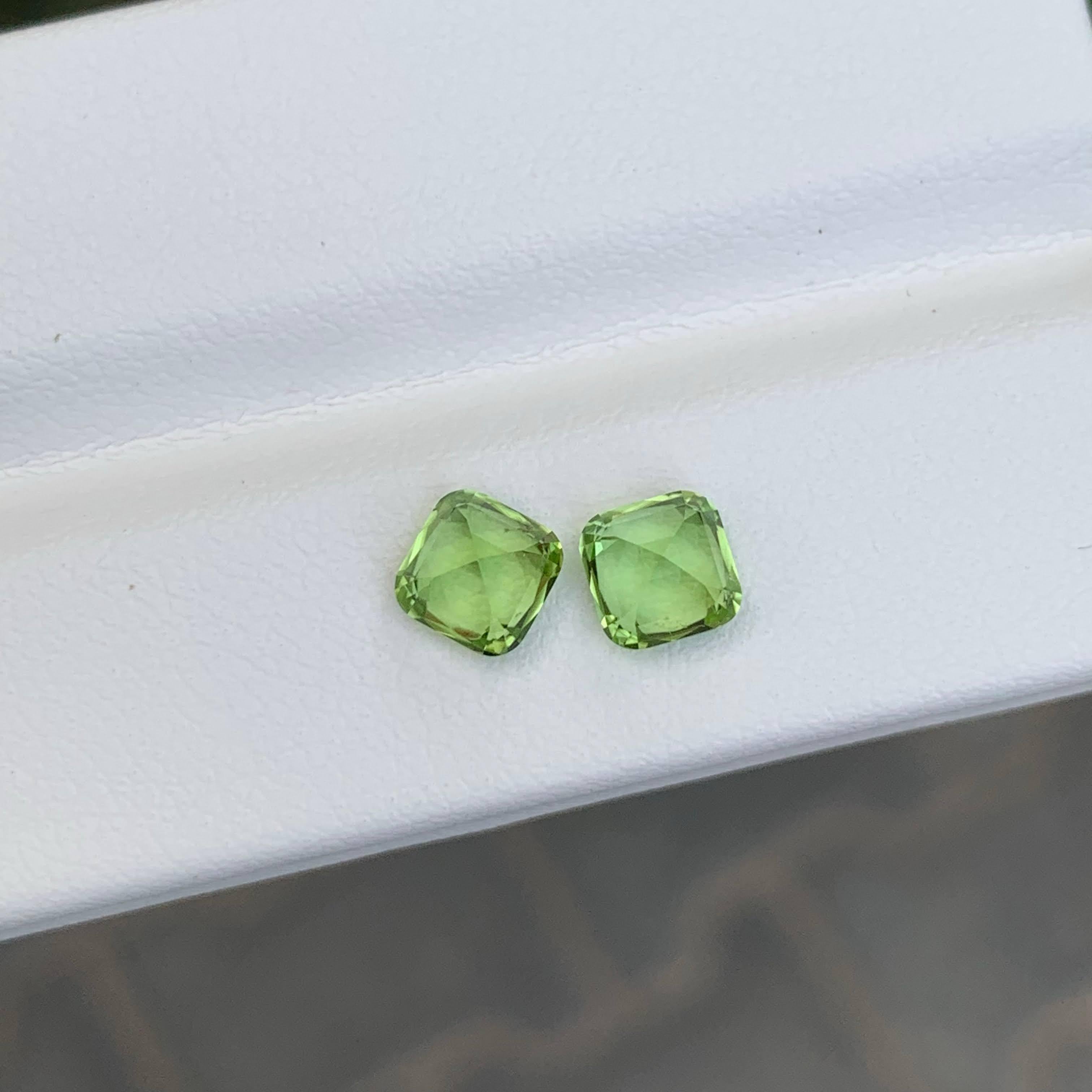 1,85 Karat Natürlicher loser grüner Peridot Paar im Kissenschliff Pakistanischer Edelstein im Angebot 4