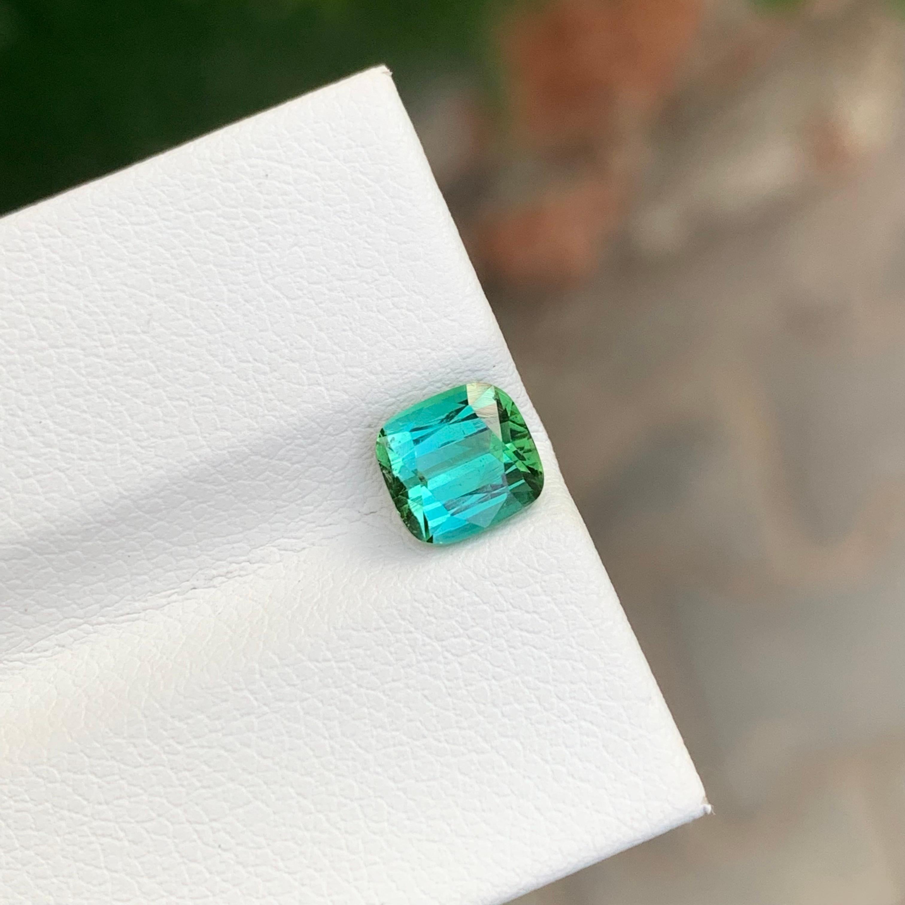 Arts and Crafts Tourmaline lagonale naturelle non sertie de 1.85 carats de forme coussin pour bague en vente