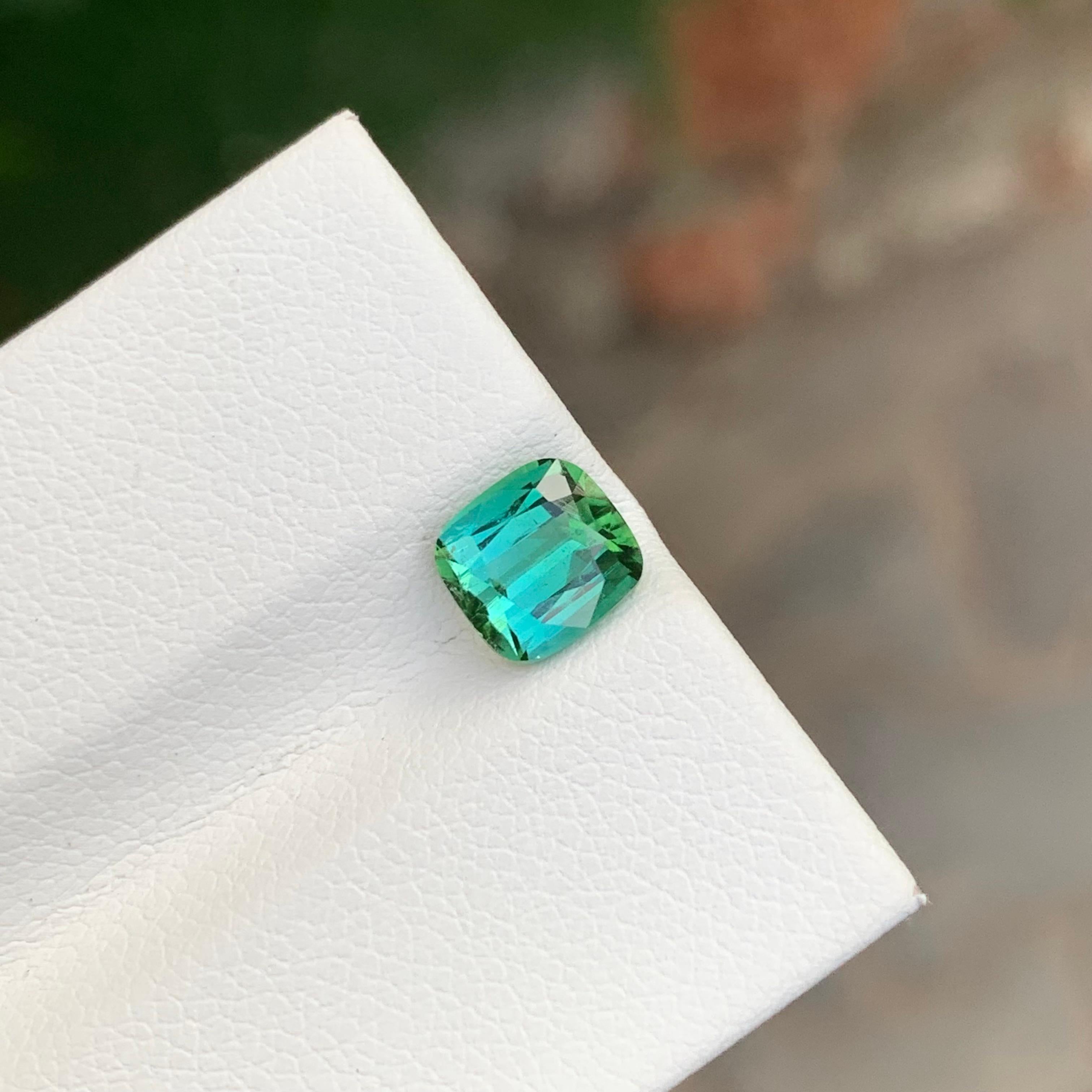 Taille coussin Tourmaline lagonale naturelle non sertie de 1.85 carats de forme coussin pour bague en vente