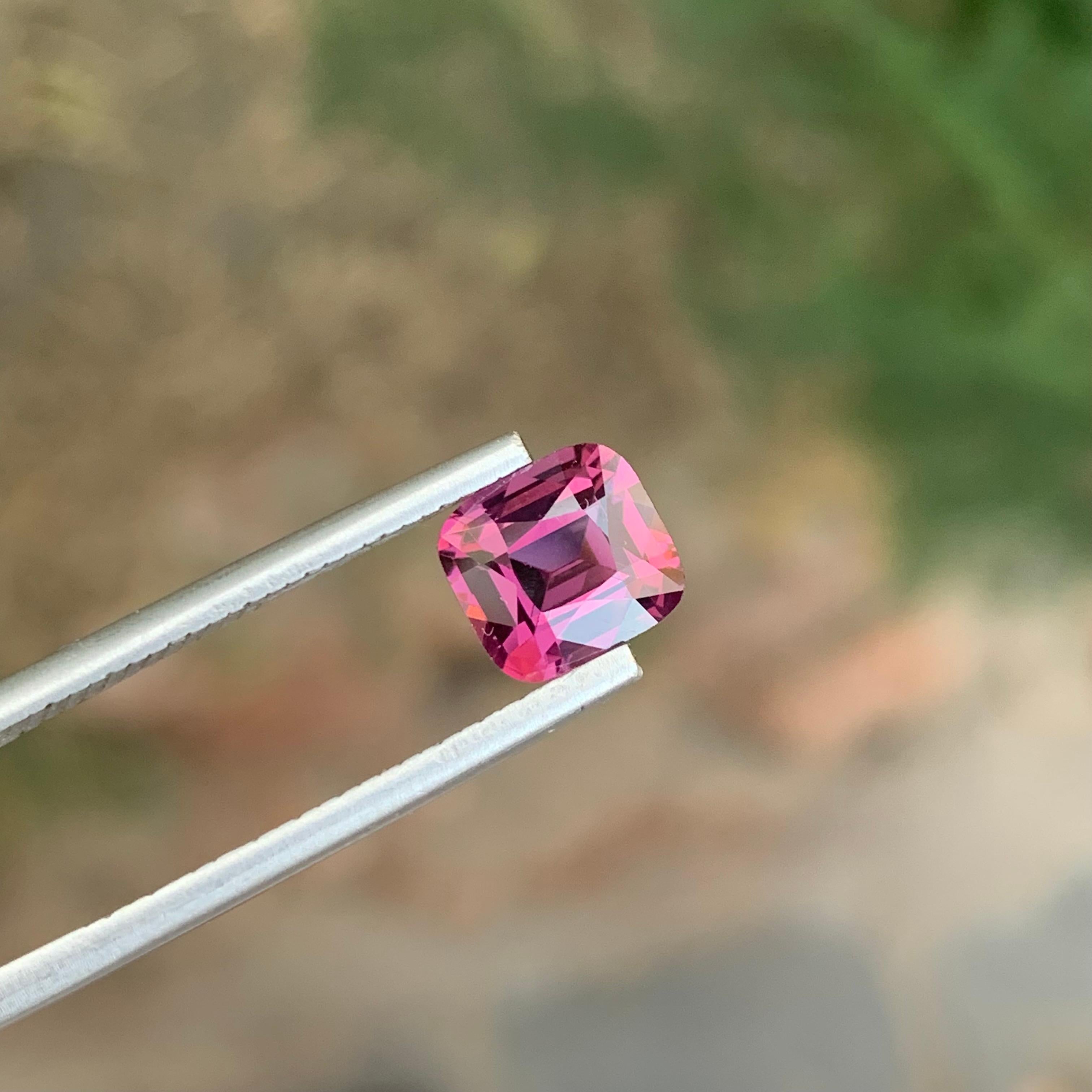 Gema de espinela rosa granate suelta natural de 1,85 quilates procedente de Myanmar en Nuevo estado para la venta en Peshawar, PK