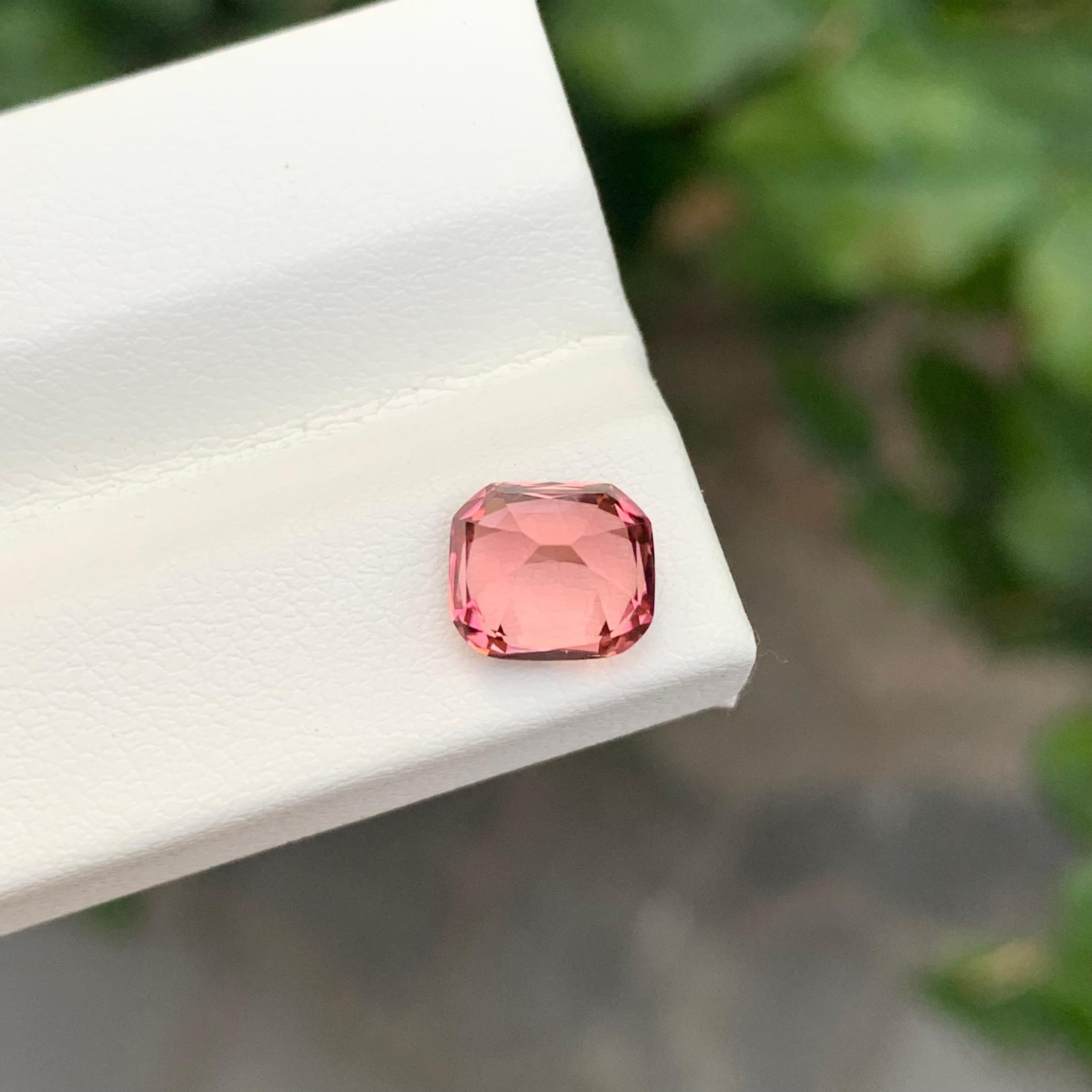 Gema suelta de turmalina rosa natural de 1,85 quilates en forma de cojín Artes y manualidades en venta