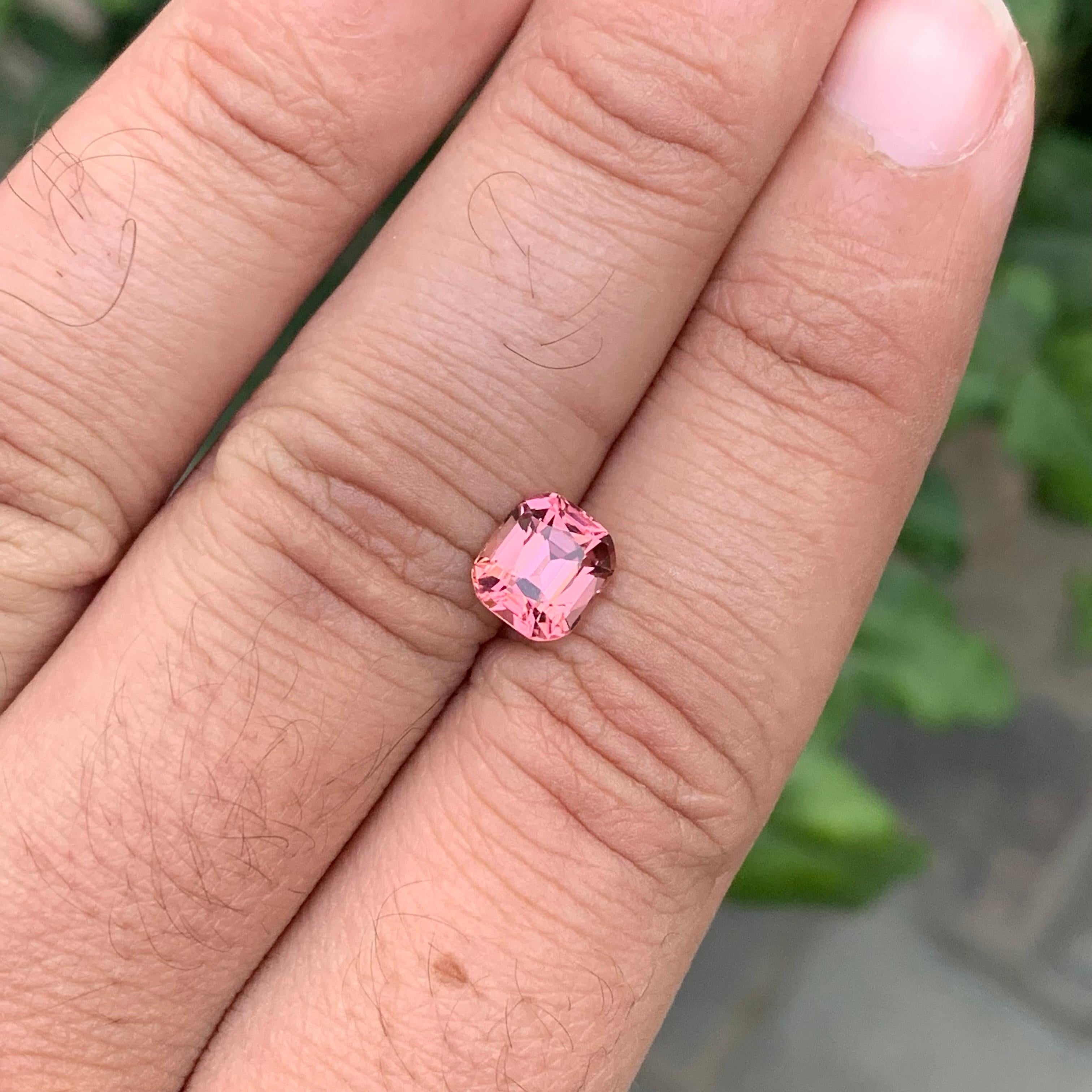Gema suelta de turmalina rosa natural de 1,85 quilates en forma de cojín en Nuevo estado para la venta en Peshawar, PK