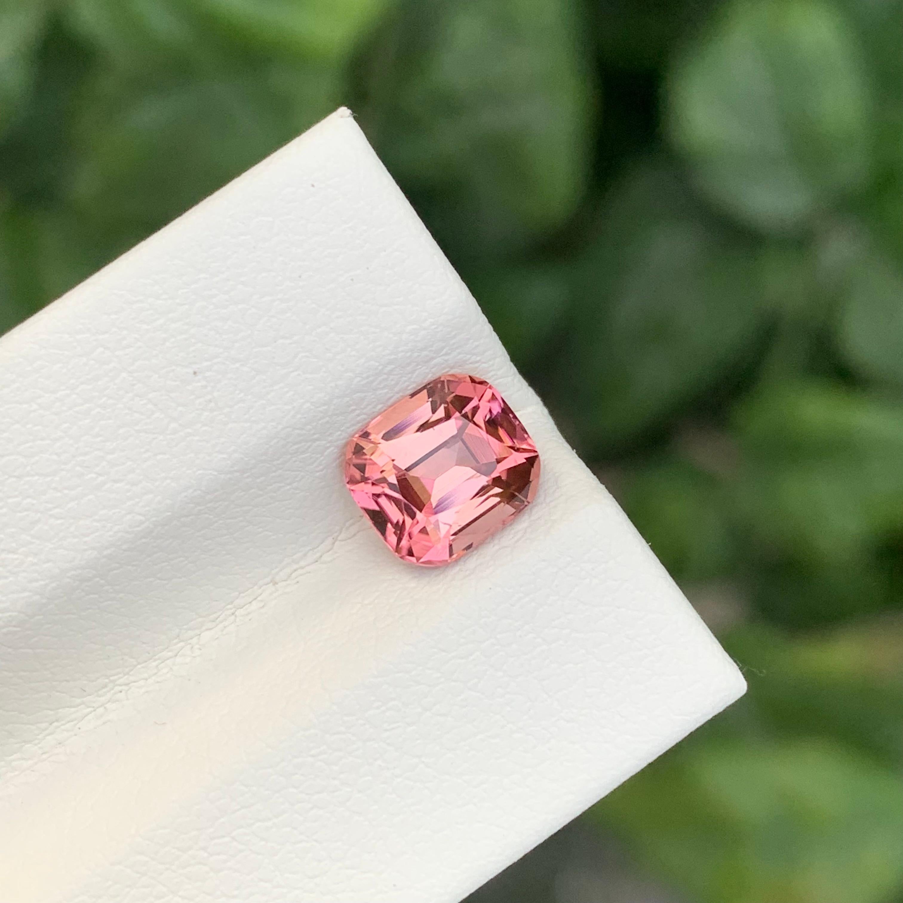 Gema suelta de turmalina rosa natural de 1,85 quilates en forma de cojín en venta 1