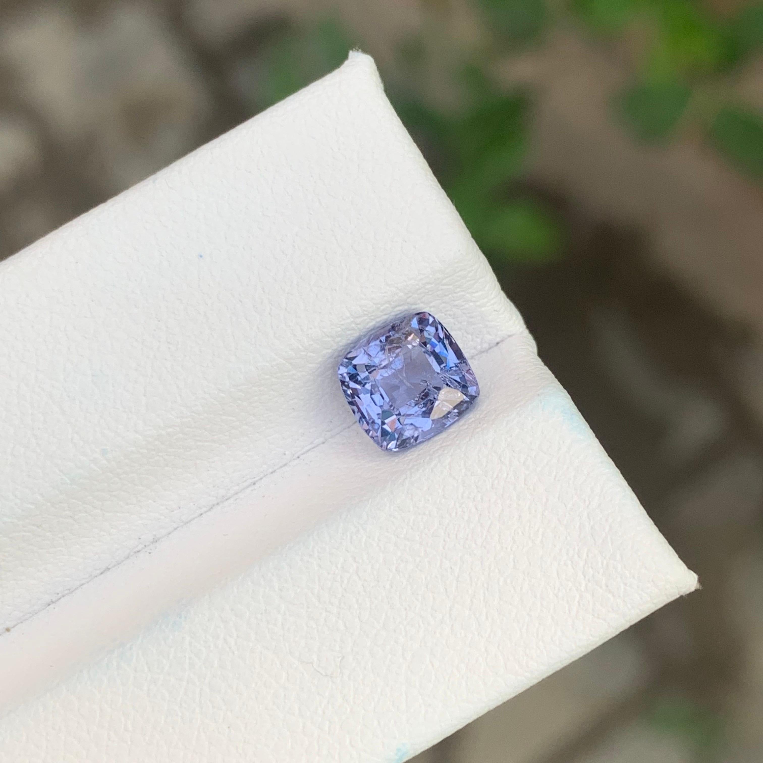 1.85 Carati Nature Spinello viola sfuso a forma di cuscino Gemma in vendita 1