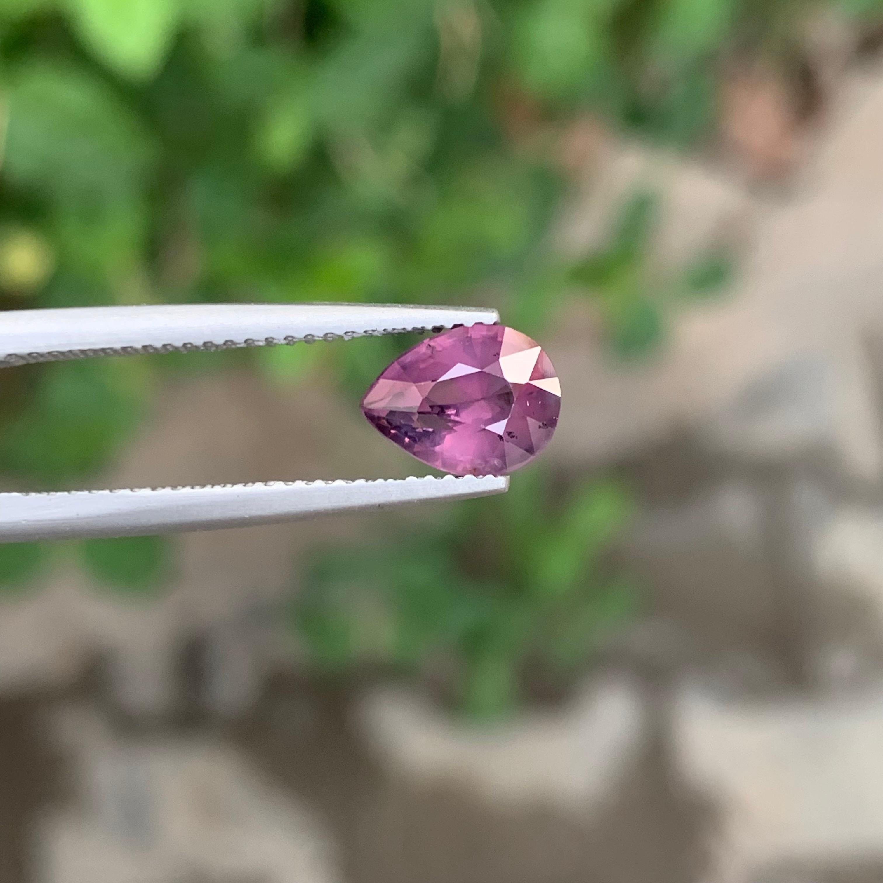 Espinela morada facetada

Peso : 1,85 quilates
Dimensión : 8,7 x 6,6 x 4,8 Mm
Color : Morado 
Tratamiento: No
Origen: Tanzania
Forma : Pera 
Certificado: A petición

La espinela es una gema cautivadora apreciada por sus colores brillantes y su