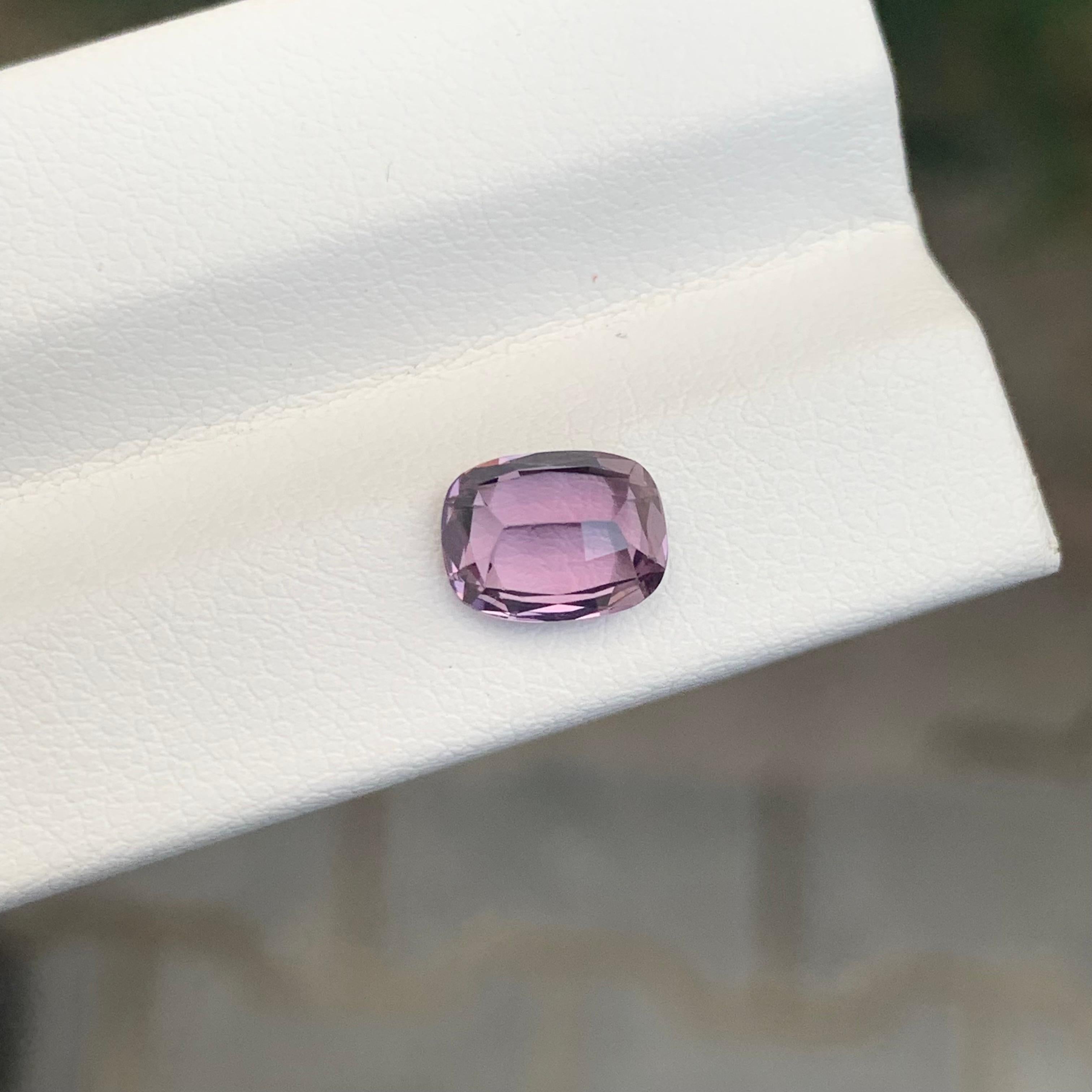 Spinello rosa sfaccettato

Peso: 1,85 carati
Dimensioni: 8,2 x 6,2 x 4,2 mm
Trattamento: Non
Forma: Cuscino 
Colore: Rosa violaceo

Lo spinello è una gemma affascinante, apprezzata per i suoi colori brillanti e la sua eccezionale limpidezza. Lo