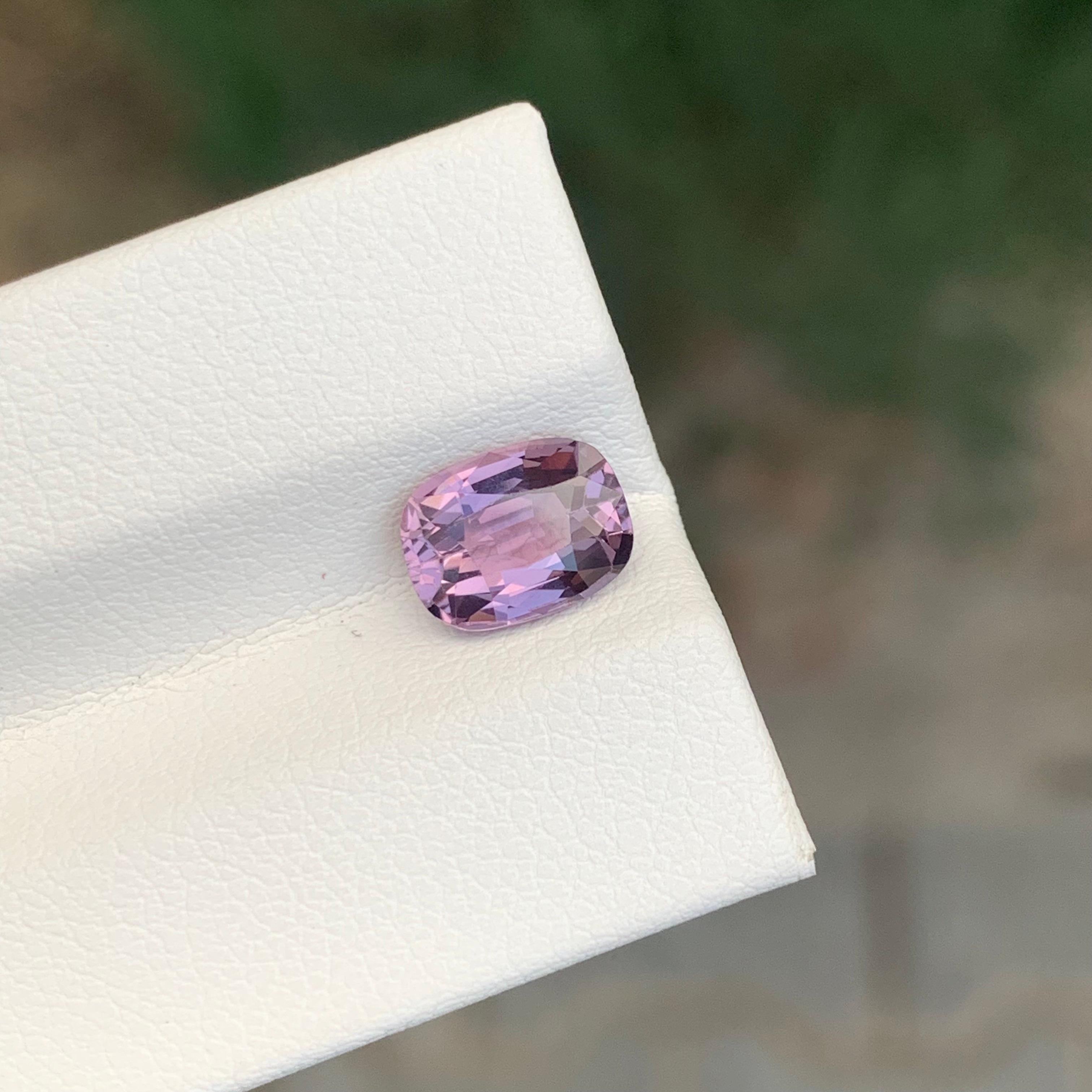 Arts and Crafts 1.85 Carati Nature Spinello rosa violaceo sciolto a forma di cuscino Gemma in vendita