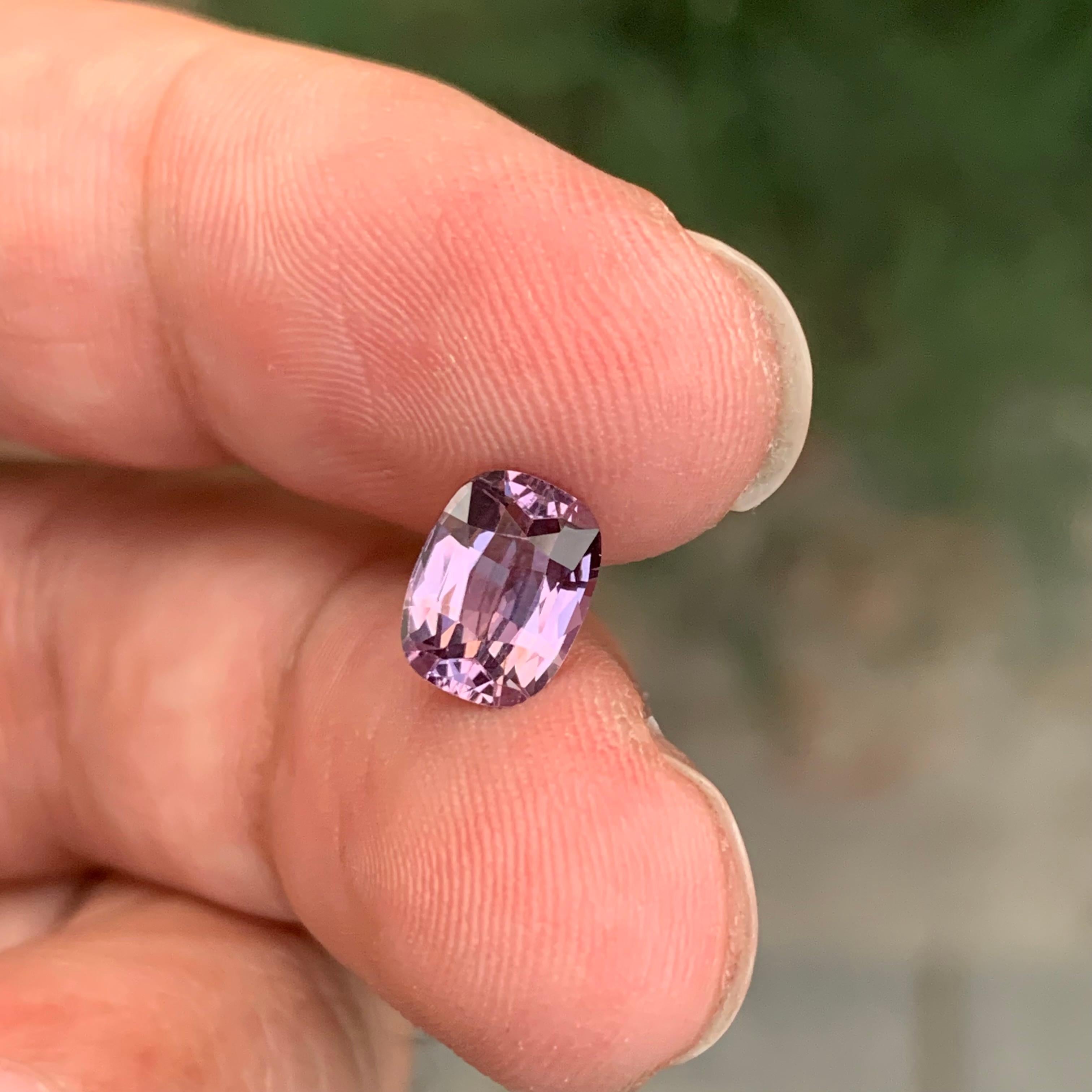 1.85 Carati Nature Spinello rosa violaceo sciolto a forma di cuscino Gemma In condizioni Nuovo in vendita a Peshawar, PK