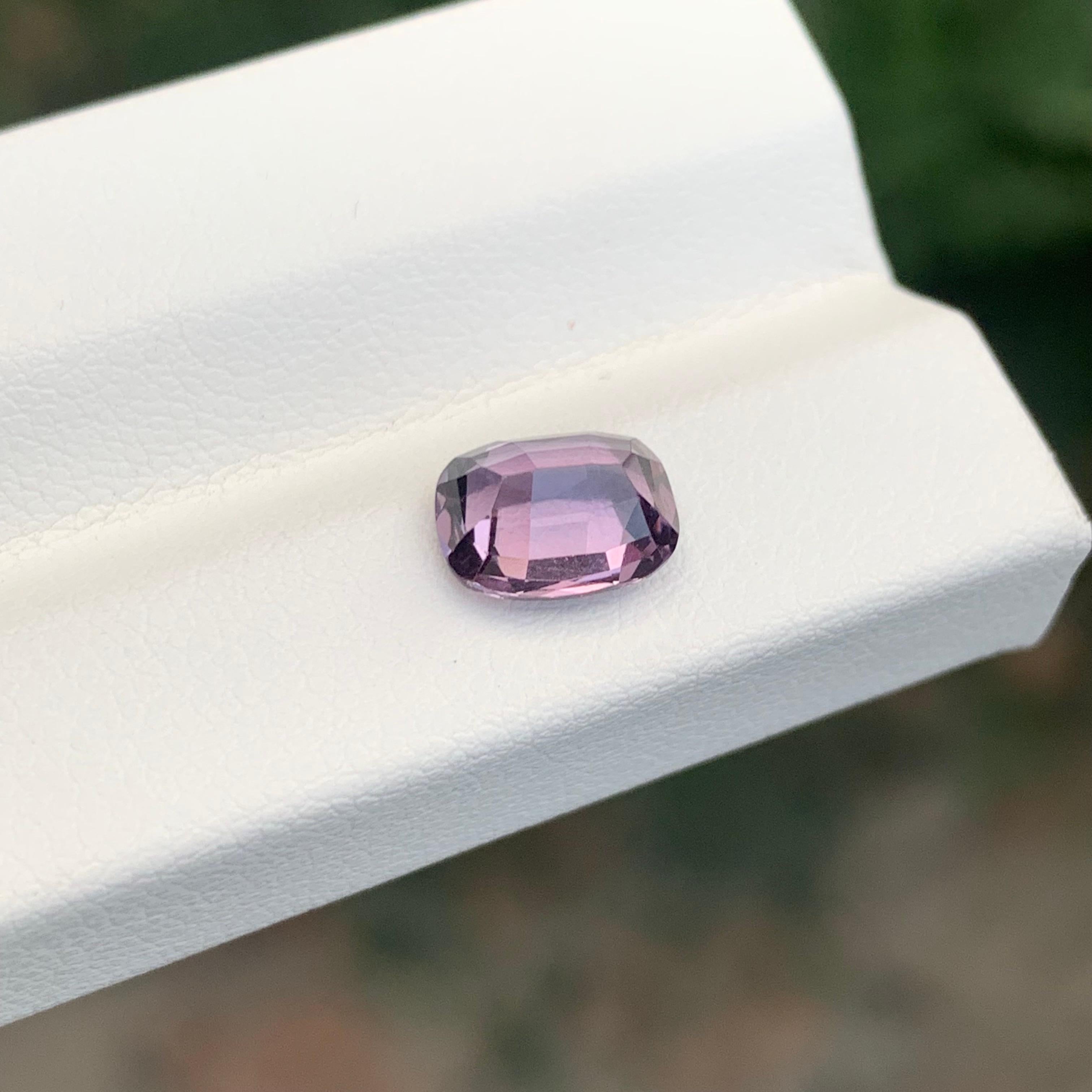 da uomo o donna 1.85 Carati Nature Spinello rosa violaceo sciolto a forma di cuscino Gemma in vendita