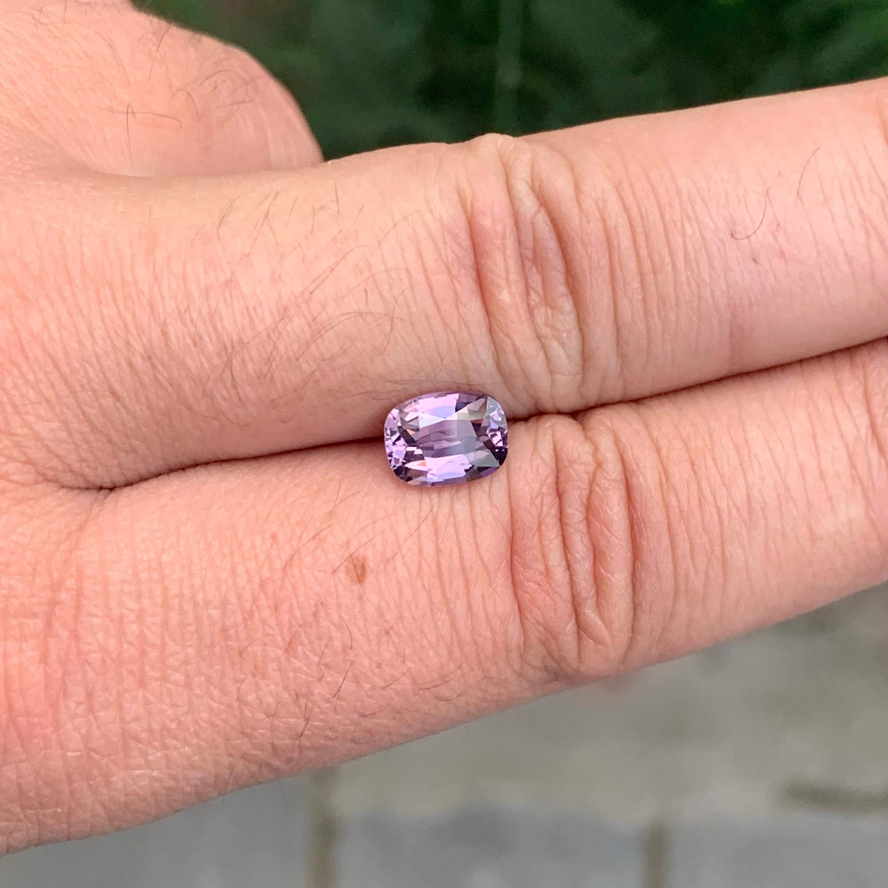1.85 Carati Nature Spinello rosa violaceo sciolto a forma di cuscino Gemma in vendita 1