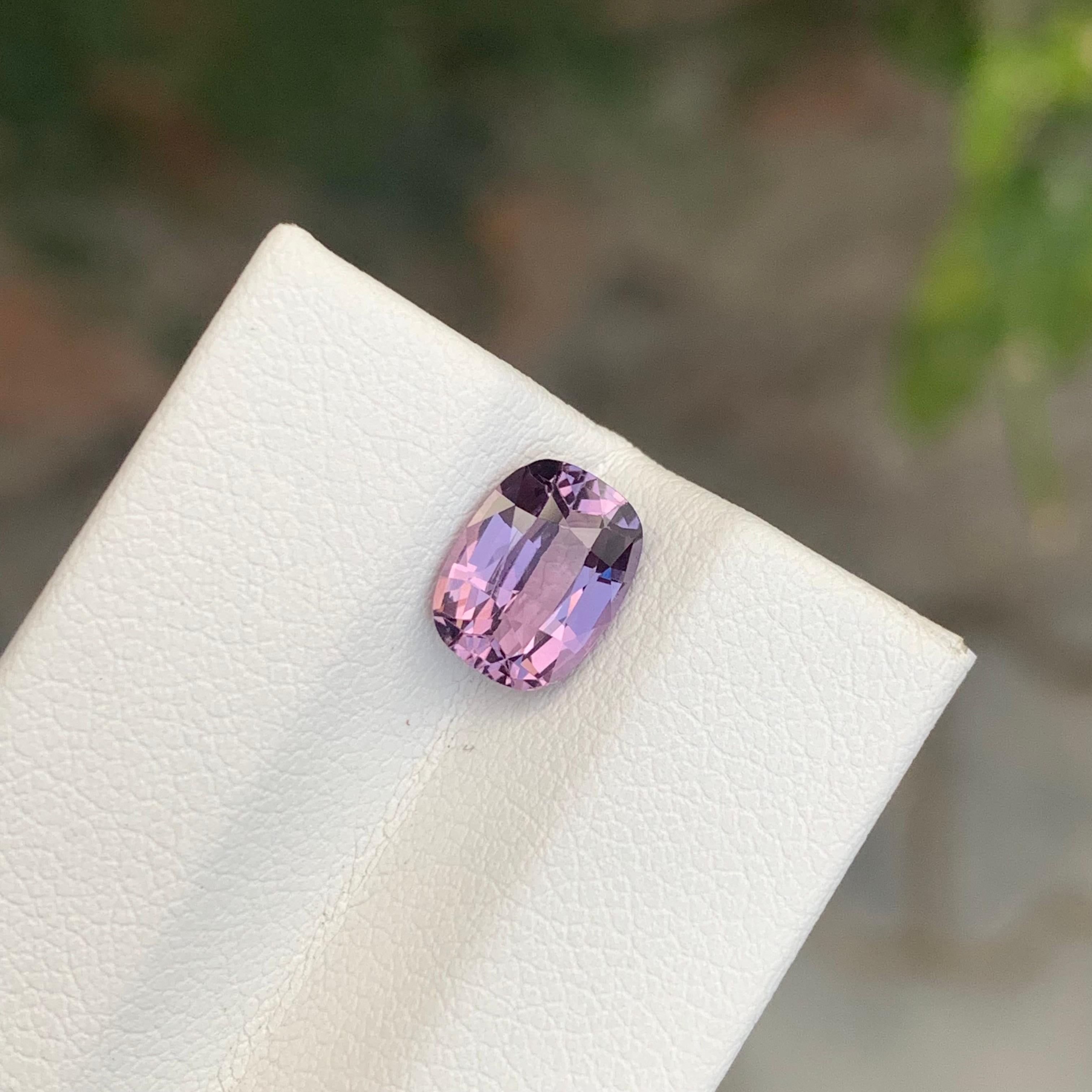 1.85 Carati Nature Spinello rosa violaceo sciolto a forma di cuscino Gemma in vendita 2
