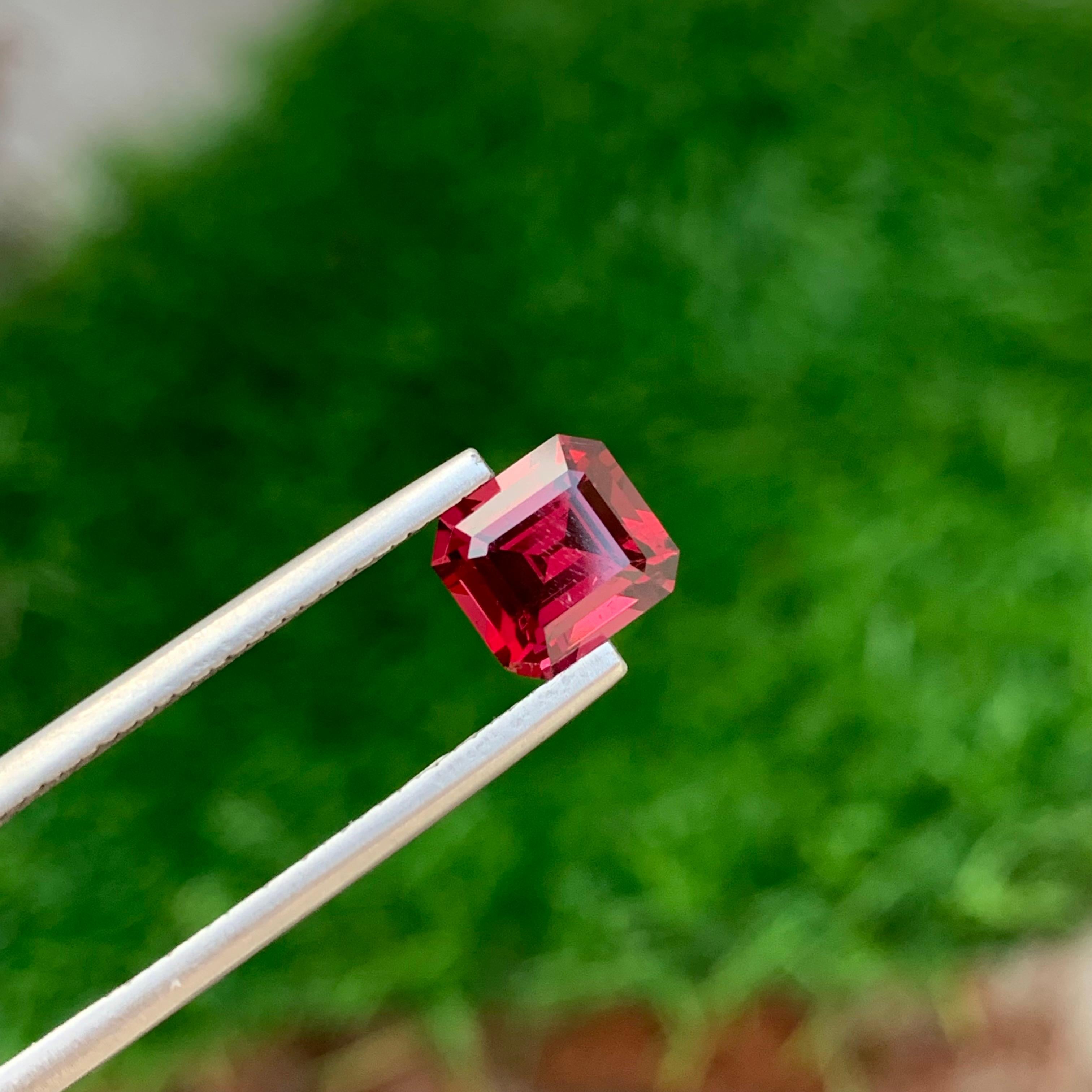 Arts and Crafts Pierre précieuse rhodolite naturelle de forme carrée de 1,85 carat en vente