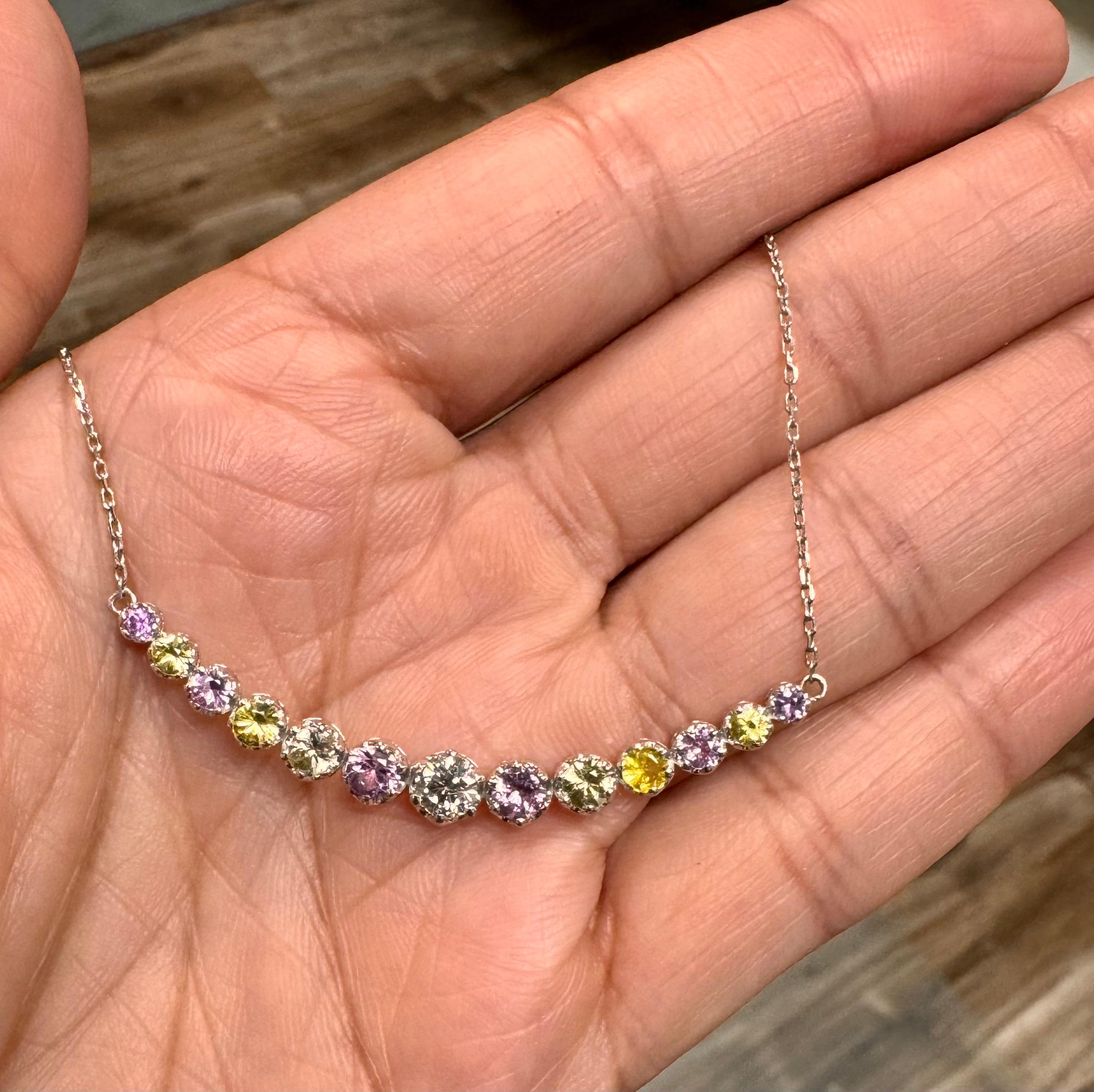 1,85 Karat Natursaphir und Diamant Weißgold Stangenhalskette 

Diese Halskette hat natürliche rosa und gelben Saphiren, die 1,54 Karat und 1 natürlichen Rundschliff Diamant in der Mitte des Anhängers, die 0,31 Karat wiegt.  .

Hergestellt aus 14