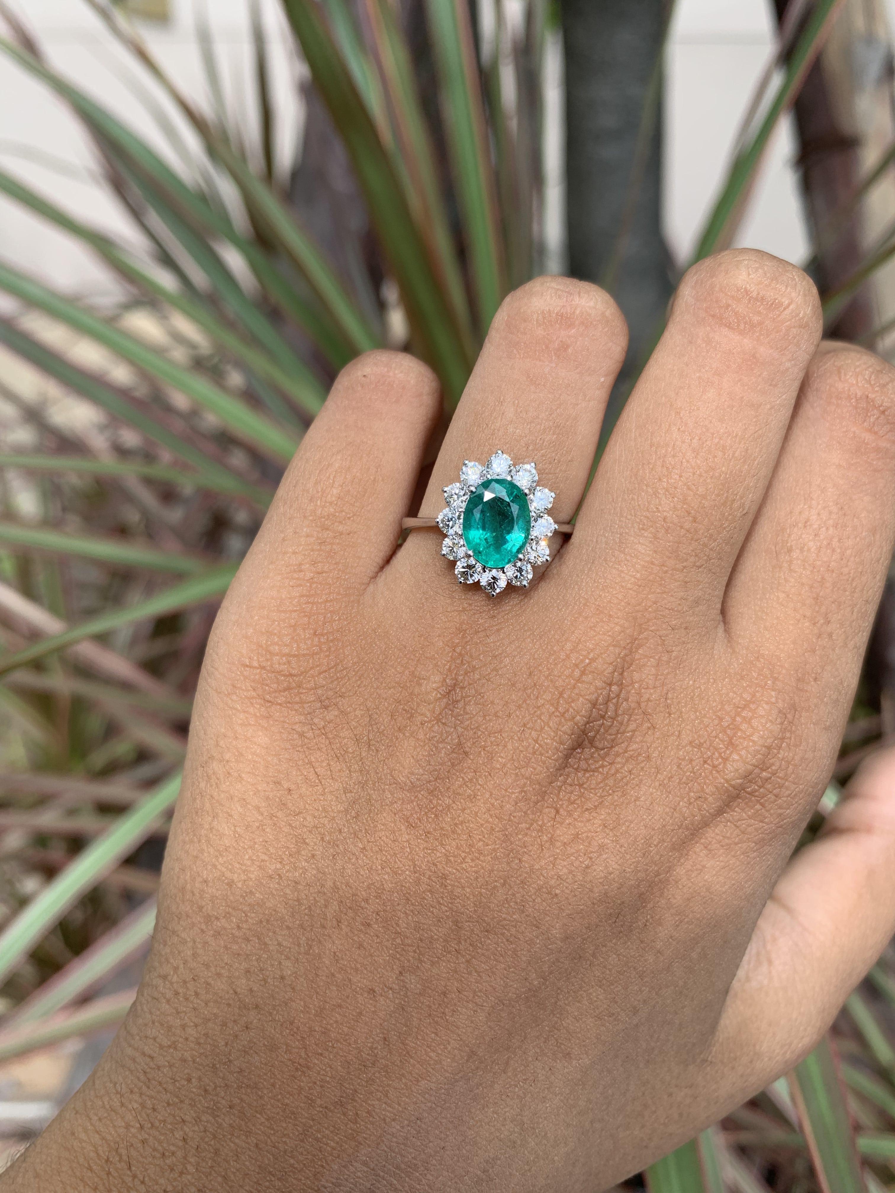1.64 Ct Vivid Diamonds Zambian Emerald with Halo Diamonds 18K White Gold Ring (Bague en or blanc 18K) en vente 1