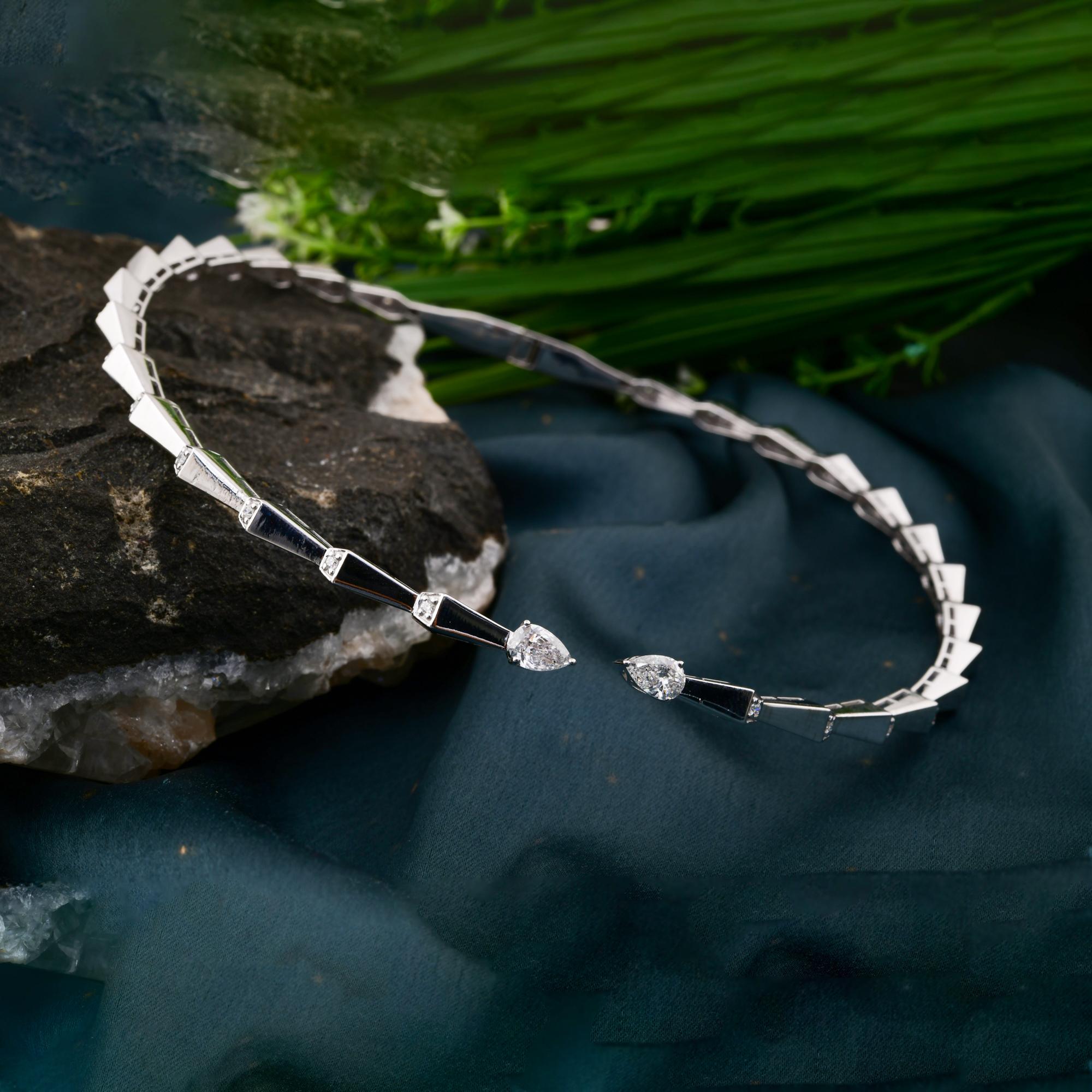 Donna Collana a girocollo con diamante a pera e serpentina da 1,85 carati, gioielli in oro bianco 14 carati in vendita