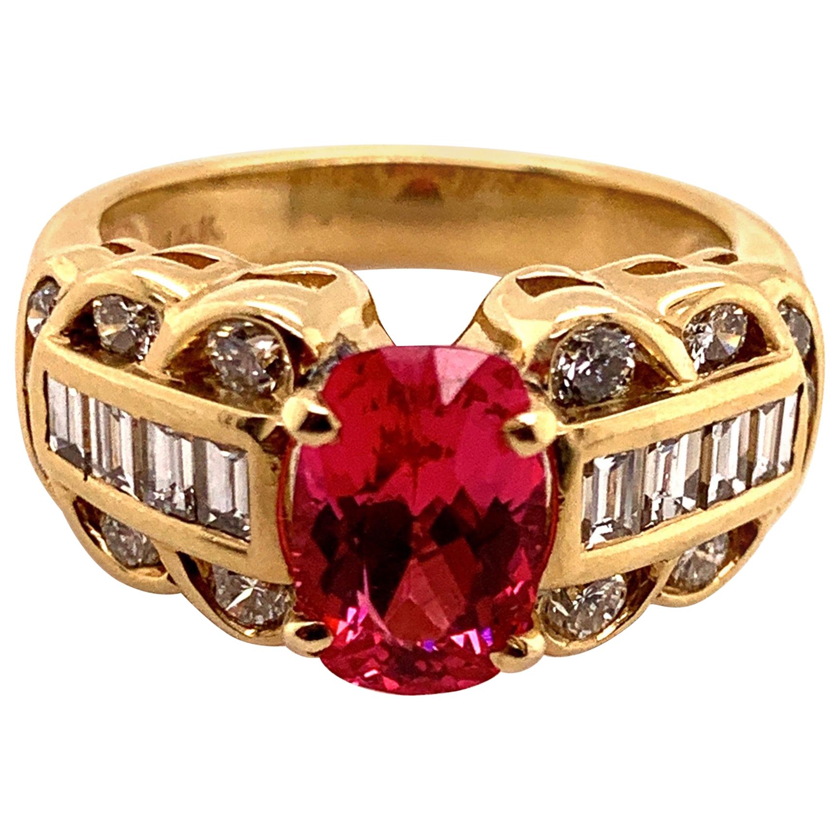 Bague en or avec spinelle rose rougeâtre de 1,85 carat et diamants
