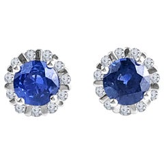 Clous d'oreilles en or 18 carats avec saphir bleu rond de 1,85 carat et halo de diamants naturels