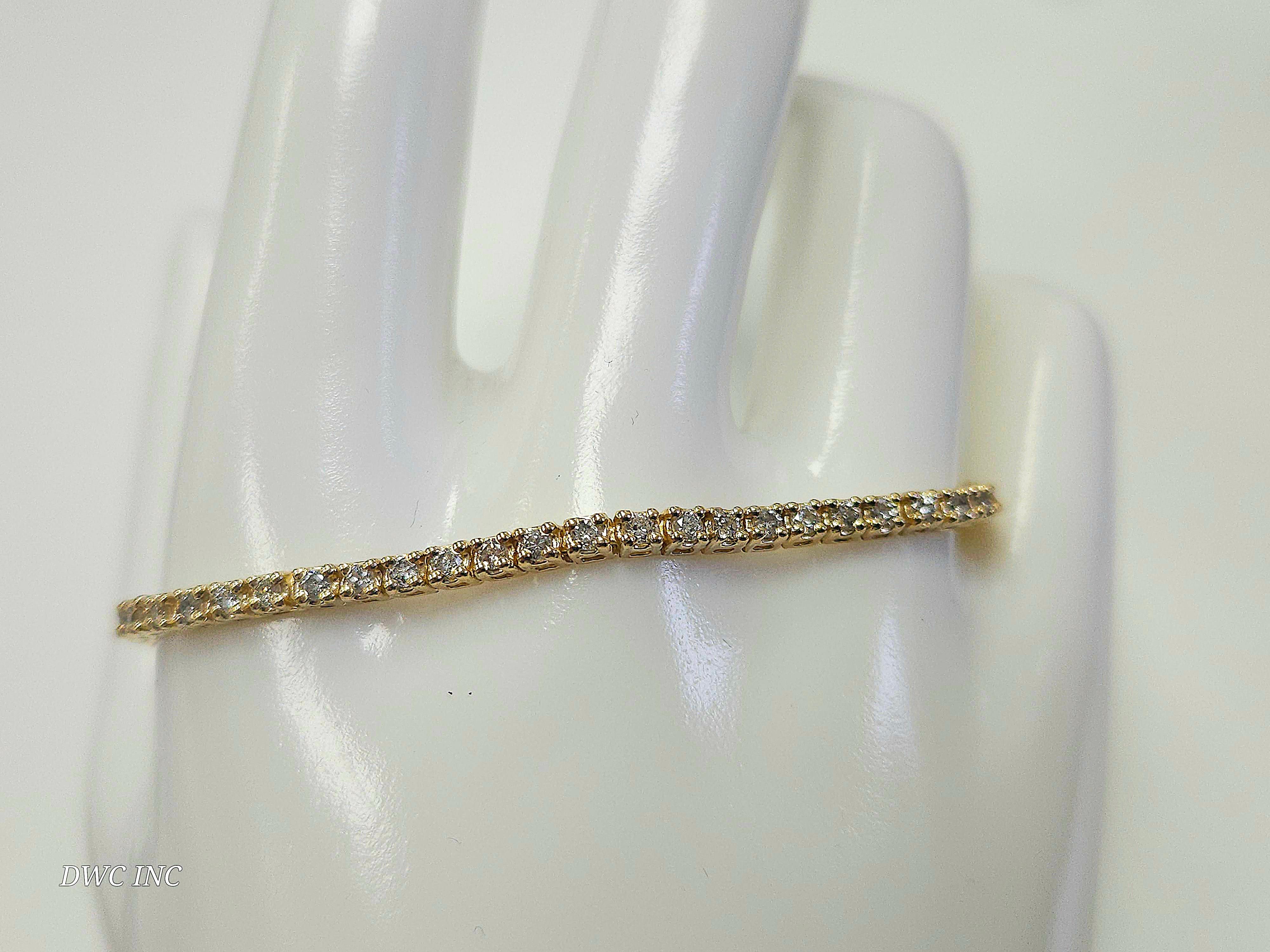 1.85 Karat Natürliche Diamanten Tennisarmband rund-brillant Schliff  14k Gelbgold. 
7 Zoll. 65Stück Durchschnittlich H-,SI  2,4 mm breit. Sehr glänzend 8.25 Gramm.

*Kostenloser Versand innerhalb der U.S.A.