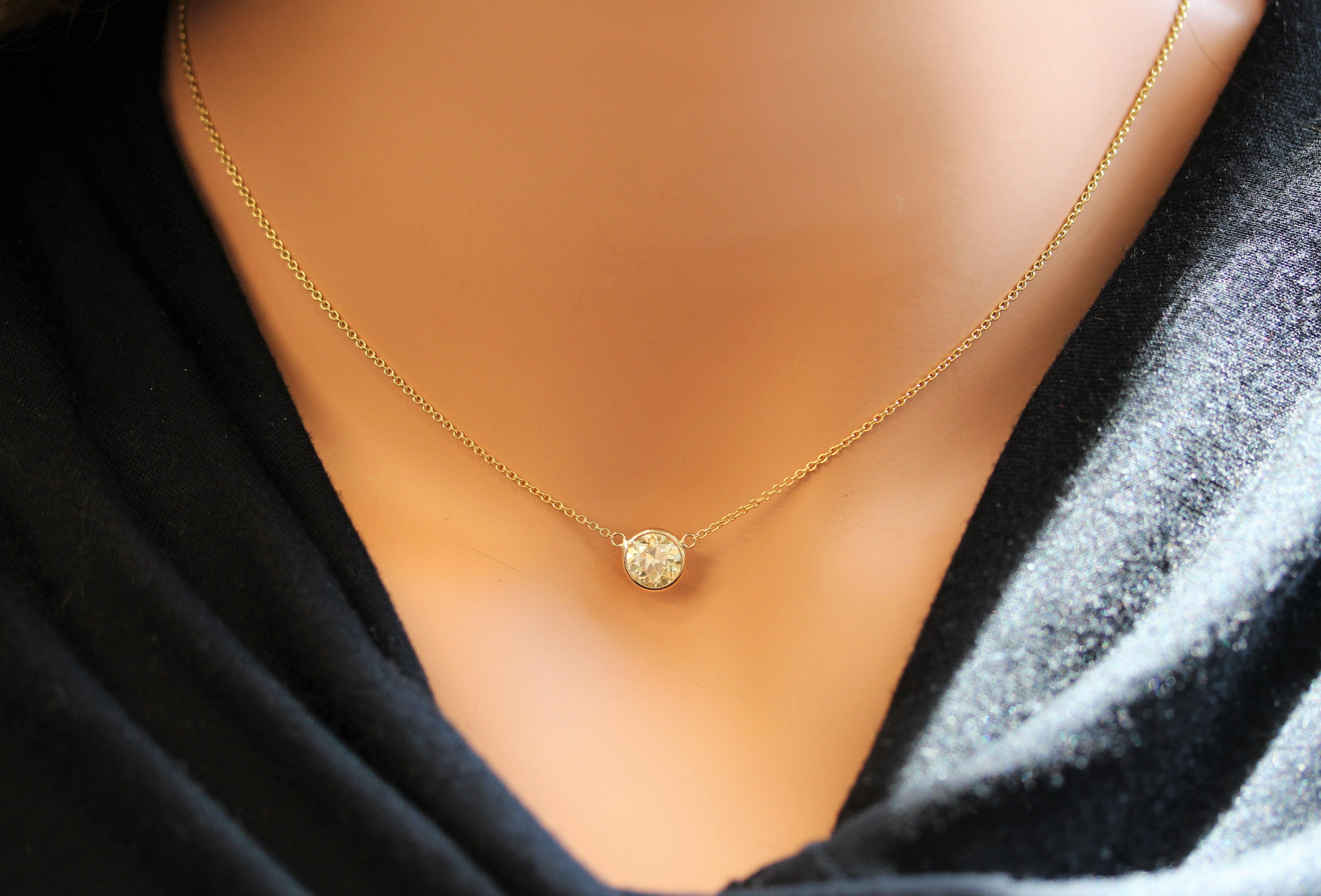 Faites-vous remarquer lorsque vous le portez en solo et augmentez la qualité de votre col lorsqu'il est superposé à d'autres vêtements. Comment le porteriez-vous ? Il s'agit d'un collier fait à la main en or jaune 14 carats, de couleur ronde et de