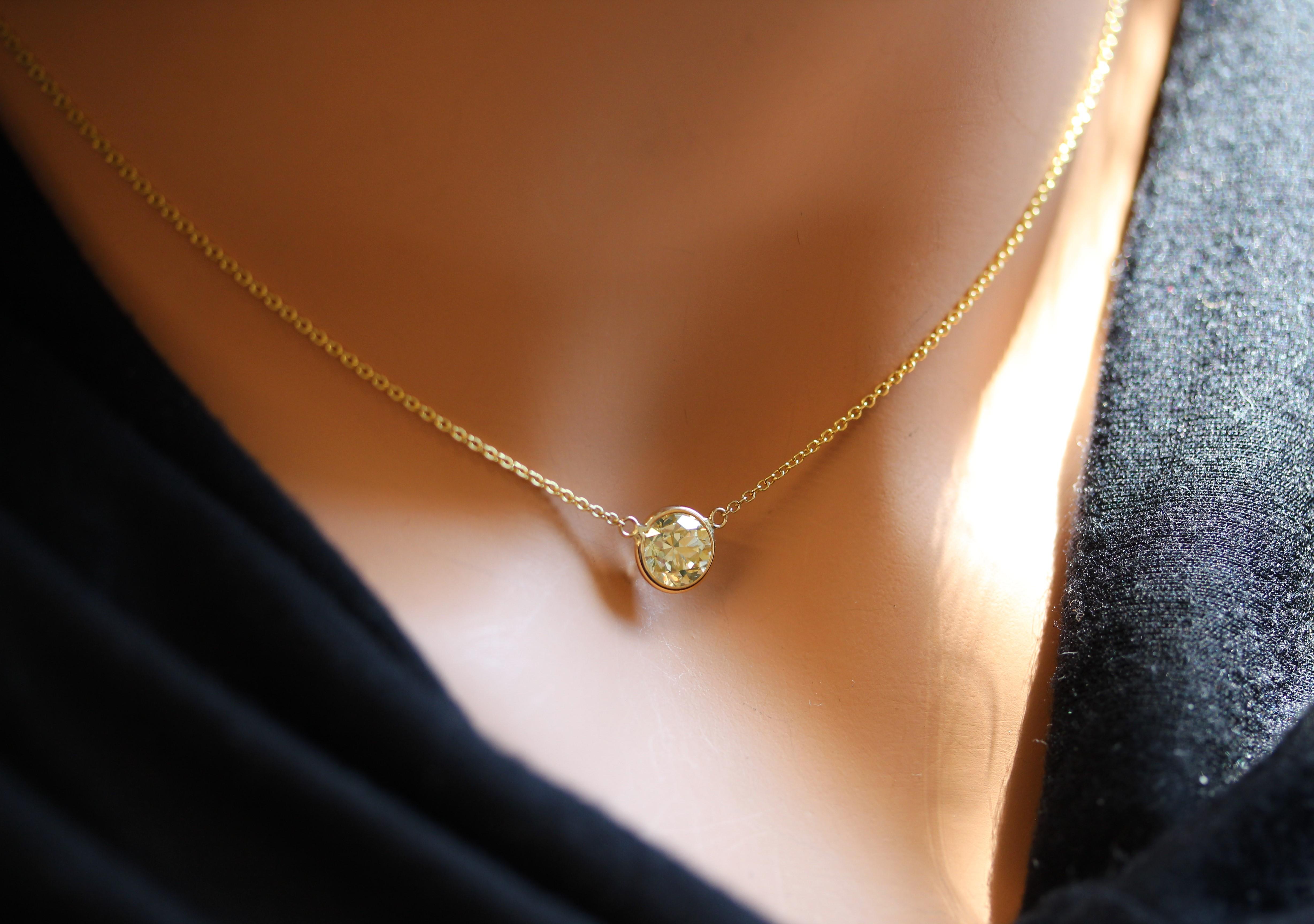 Contemporain Collier solitaire délicat fait à la main en or jaune 14 carats avec diamants ronds de 1,85 carat en vente