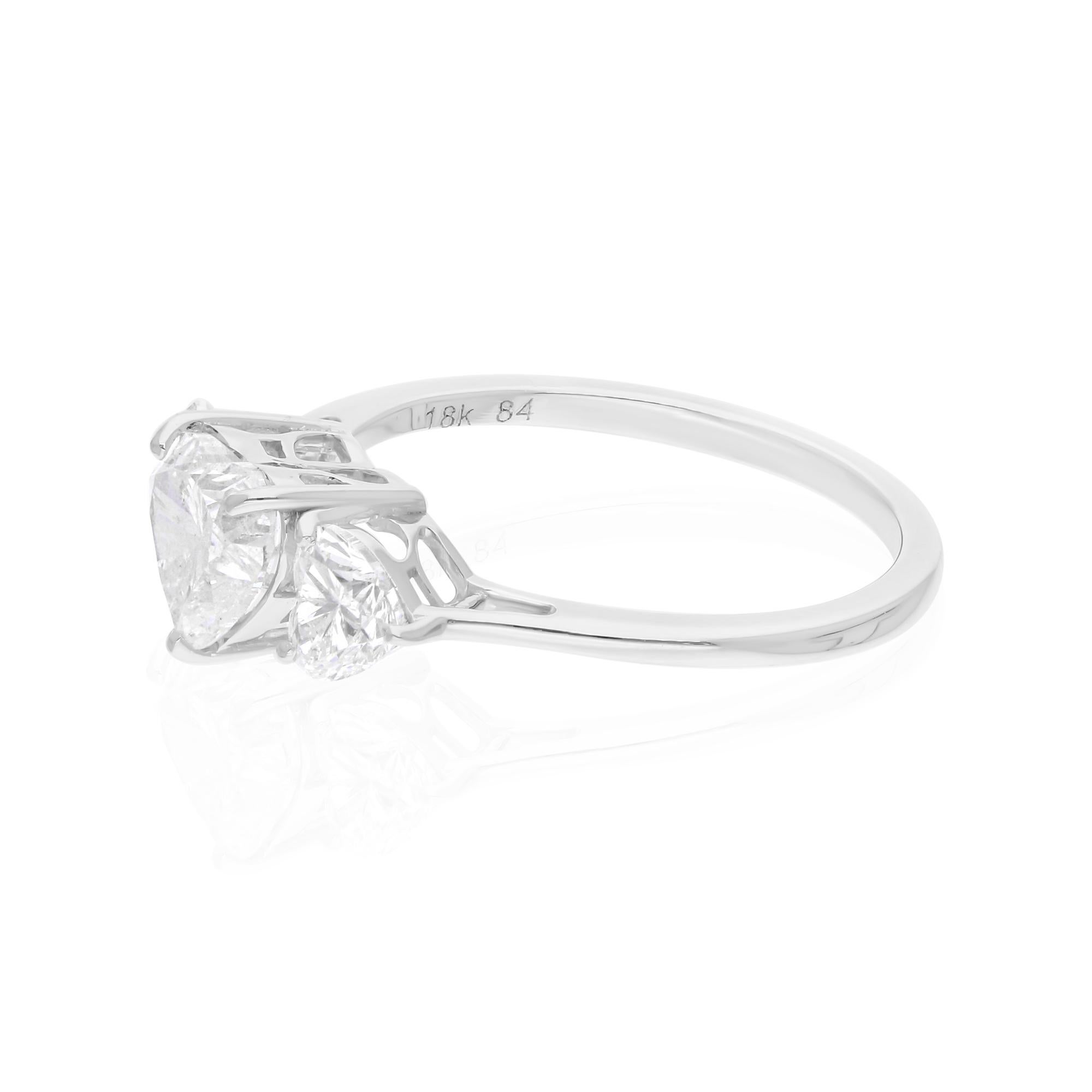Anillo de oro blanco de 18 quilates con tres piedras de diamantes talla brillante corazón SI/H de 1,85 quilates en venta 3