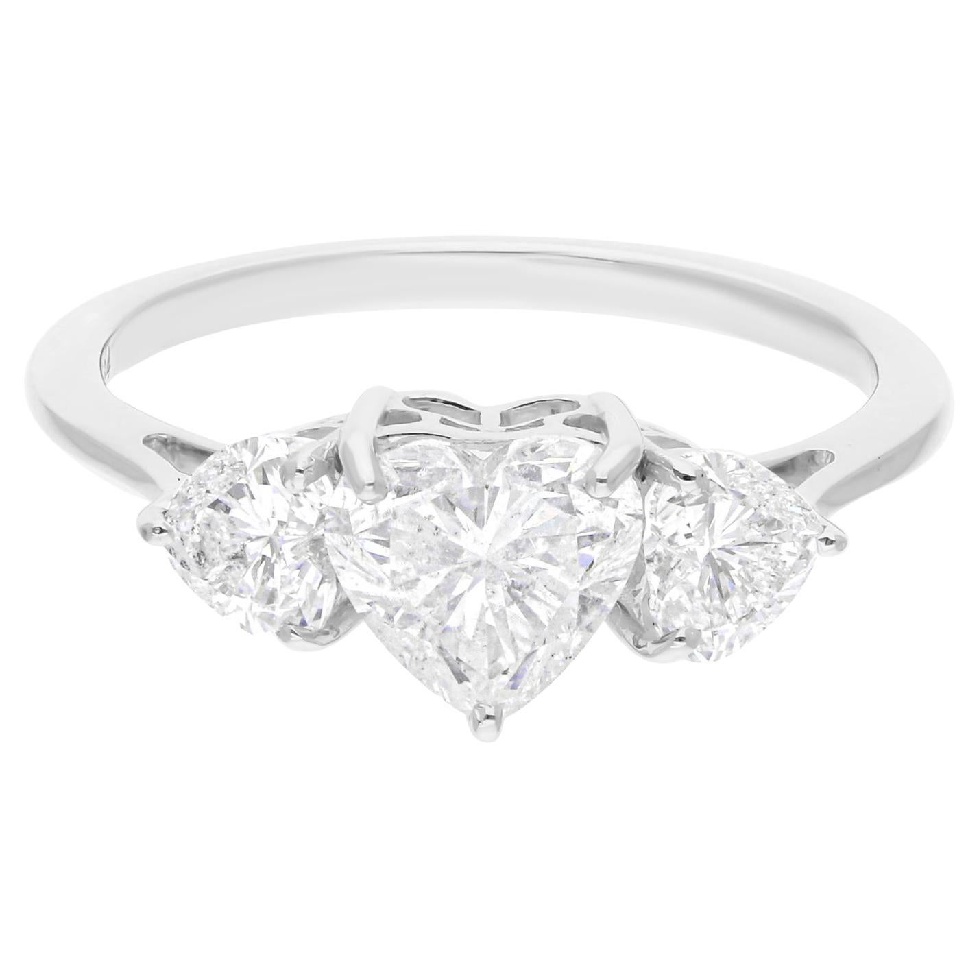 Anillo de oro blanco de 18 quilates con tres piedras de diamantes talla brillante corazón SI/H de 1,85 quilates en venta