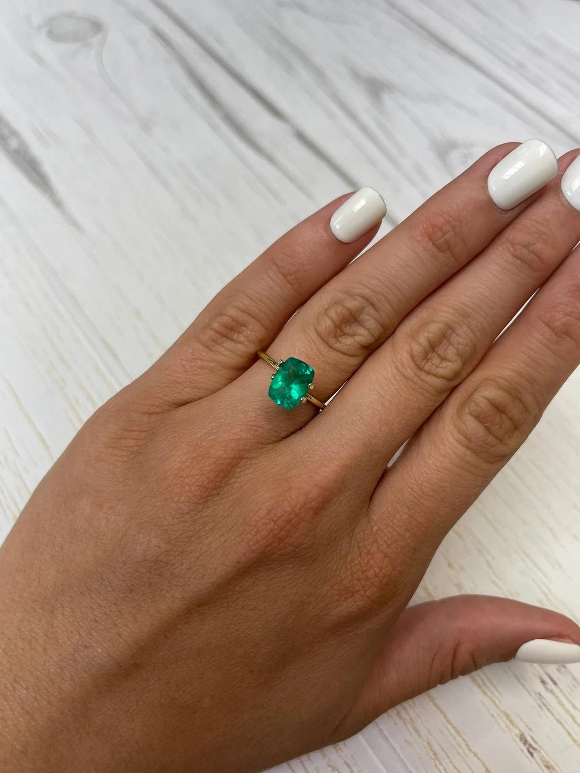 1,85 Karat Vivid Green Kolumbianischer Smaragd - Länglicher Kissenschliff Edelstein im Angebot 4