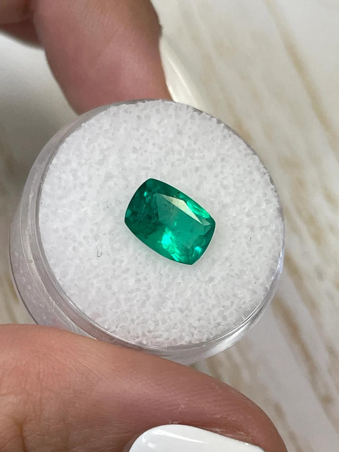 1,85 Karat Vivid Green Kolumbianischer Smaragd - Länglicher Kissenschliff Edelstein im Angebot 1