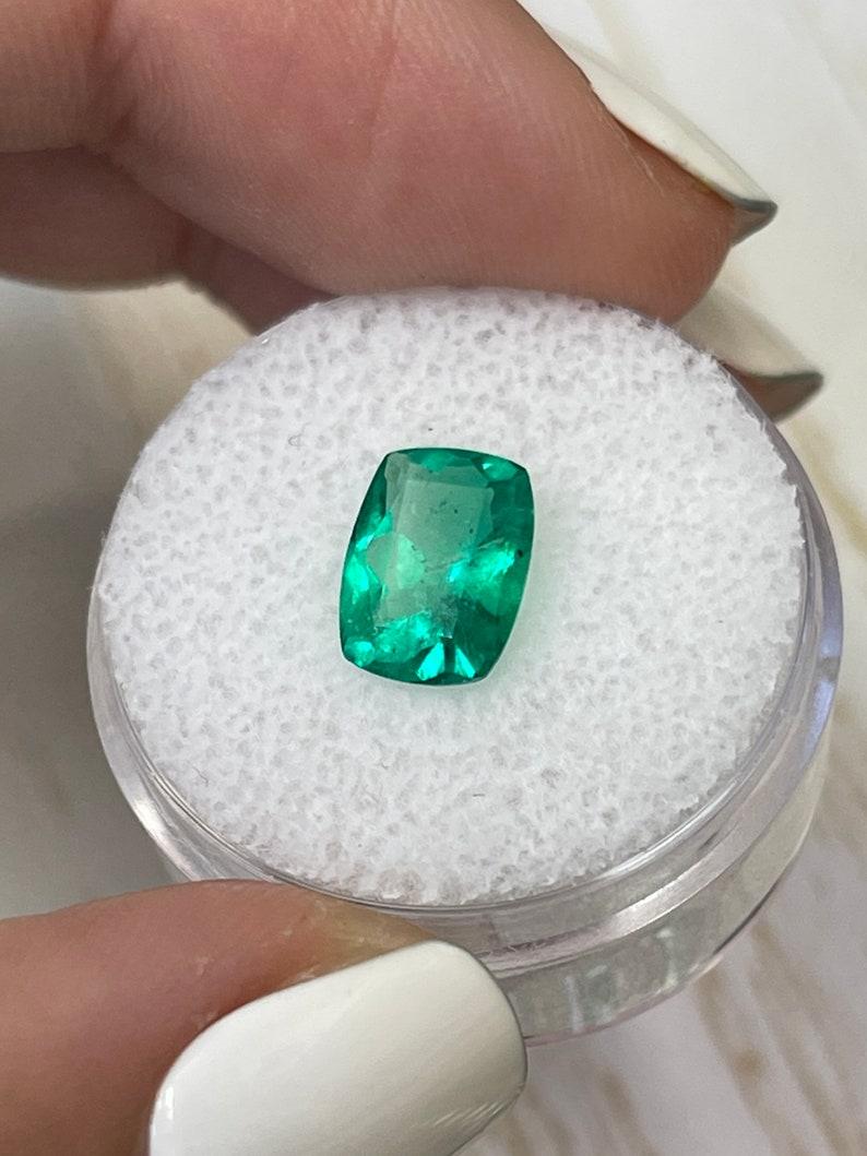 1,85 Karat Vivid Green Kolumbianischer Smaragd - Länglicher Kissenschliff Edelstein im Zustand „Neu“ im Angebot in Jupiter, FL