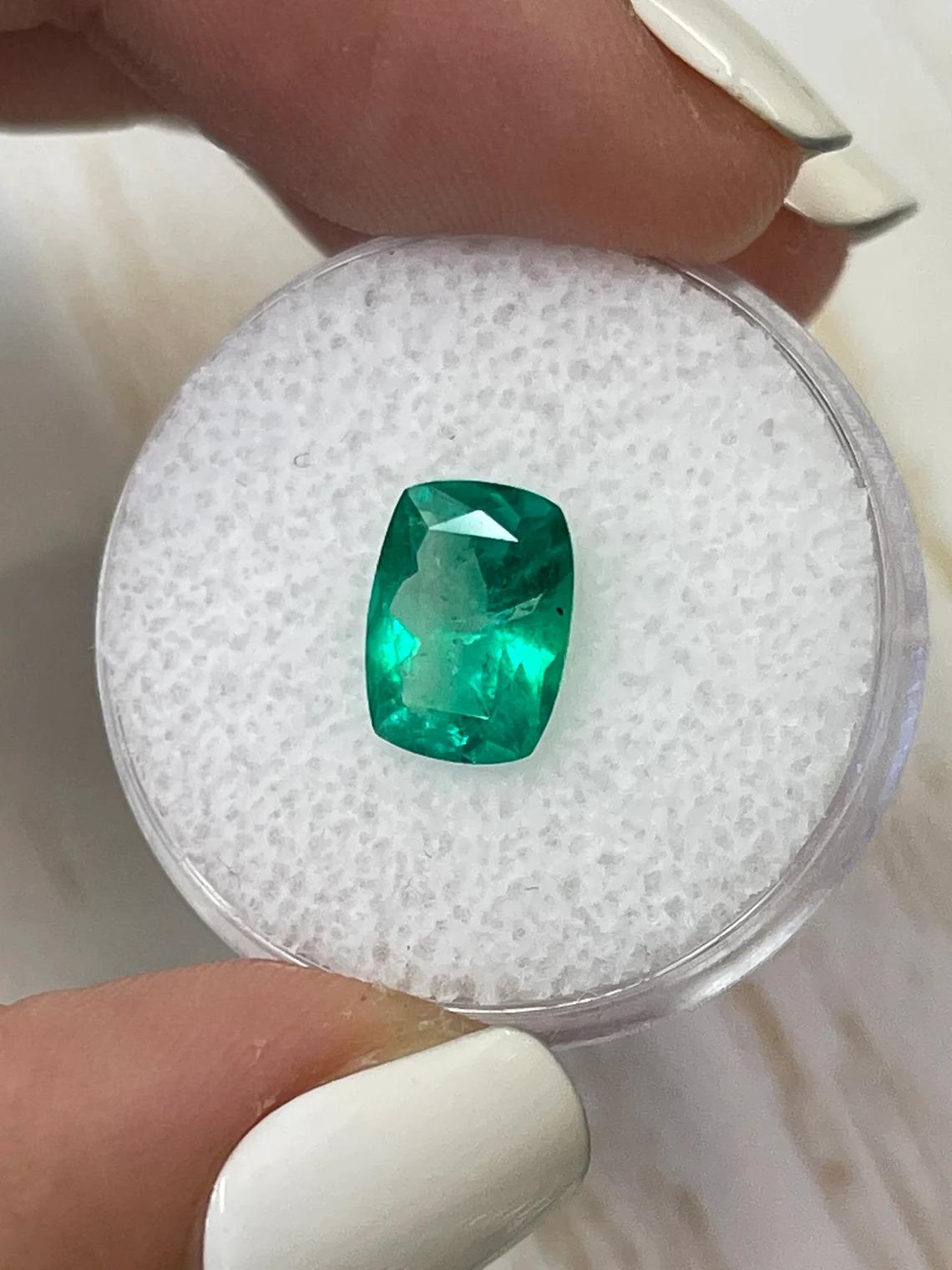 1,85 Karat Vivid Green Kolumbianischer Smaragd - Länglicher Kissenschliff Edelstein (Moderne) im Angebot