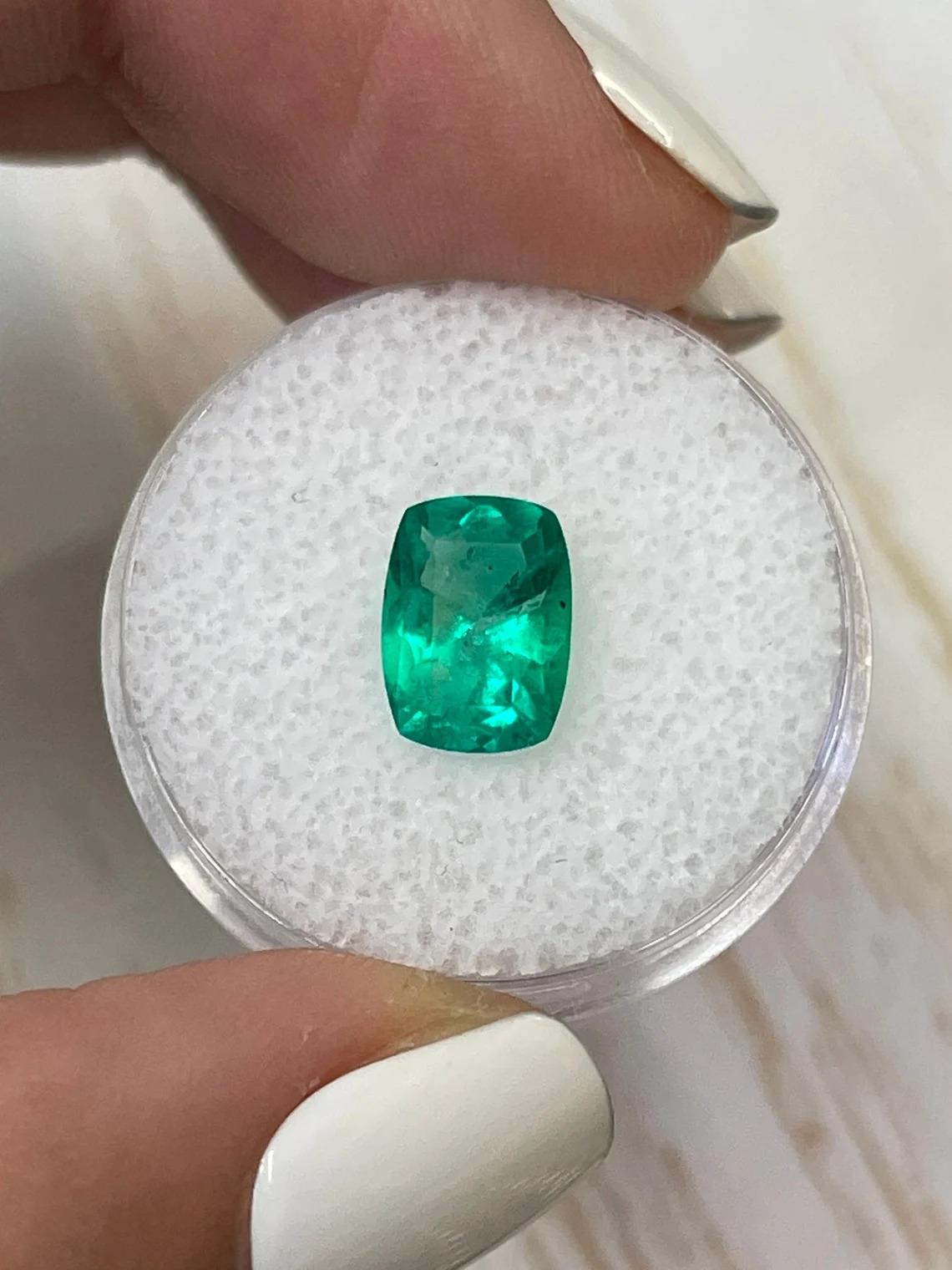 Stein: Smaragd
Gewicht: 1,85 Karat
Form: Kissenschliff
Klarheit: Transparent, geringfügiger Kohlenstoff Specs
Lüster: Ausgezeichnet-Sehr gut
Farbe: Sattes Grün
Abmessungen: 9,69 mm x 6,99 mm x 4,71 mm
Geografische Herkunft: Kolumbien
Behandlung: