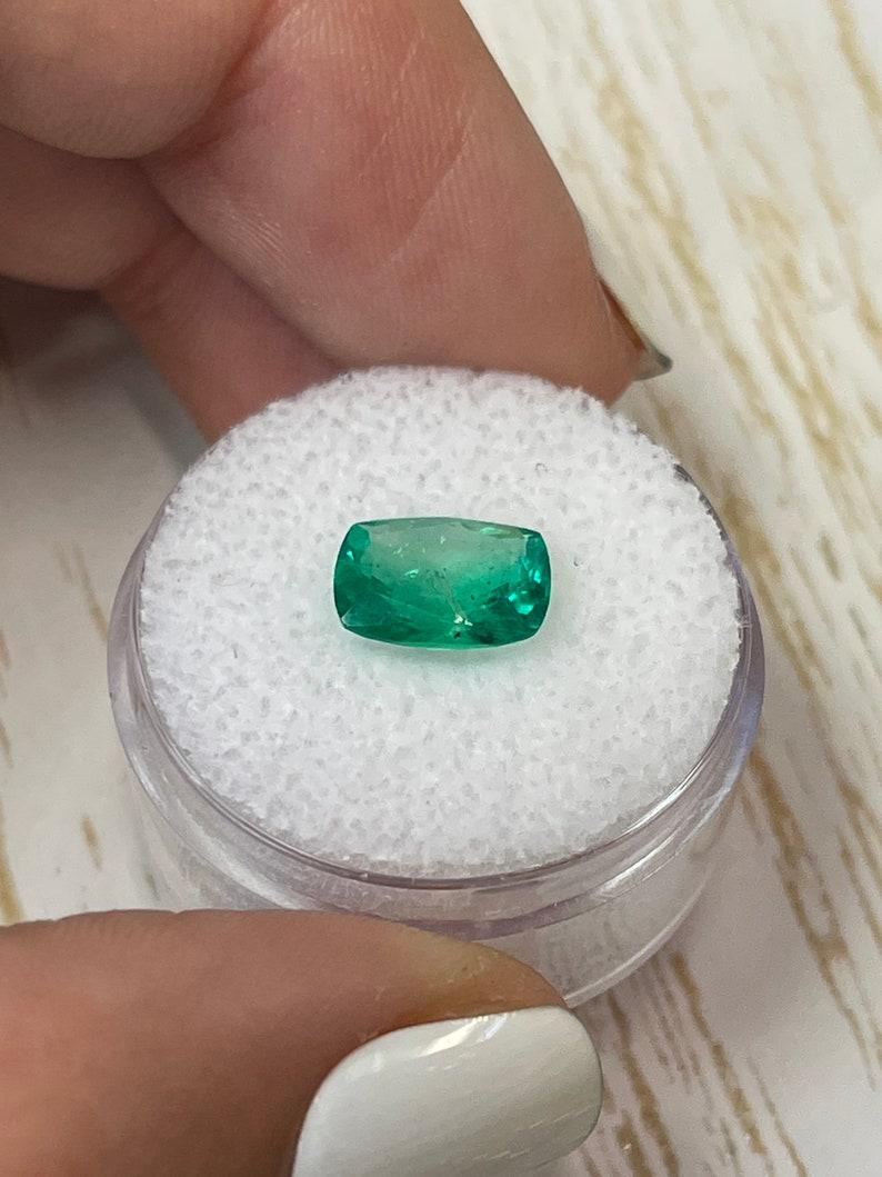 1,85 Karat Vivid Green Kolumbianischer Smaragd - Länglicher Kissenschliff Edelstein im Angebot 2