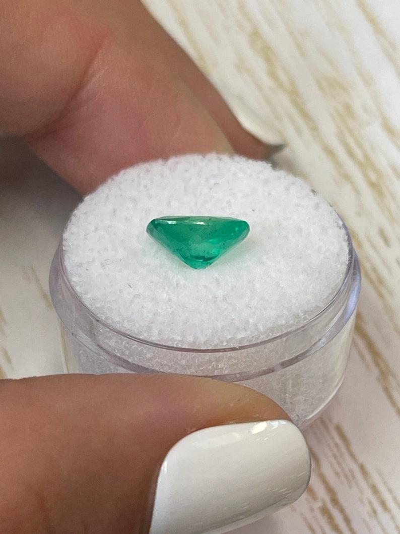 1,85 Karat Vivid Green Kolumbianischer Smaragd - Länglicher Kissenschliff Edelstein im Angebot 3