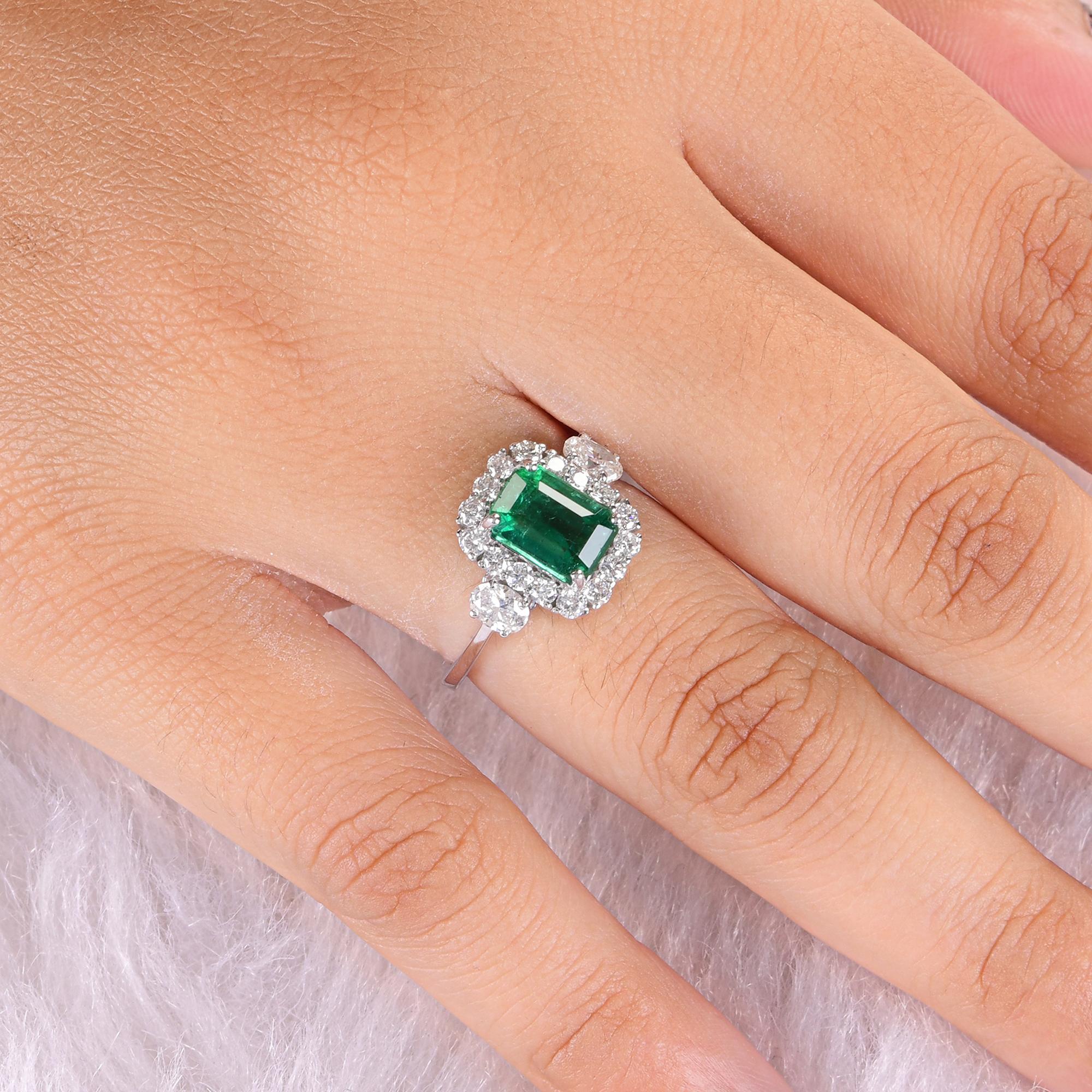 Modern 1.85 Carat Zambian Emerald Cocktail Ring 0.81 Carat SI/H Diamond 14k White Gold For Sale