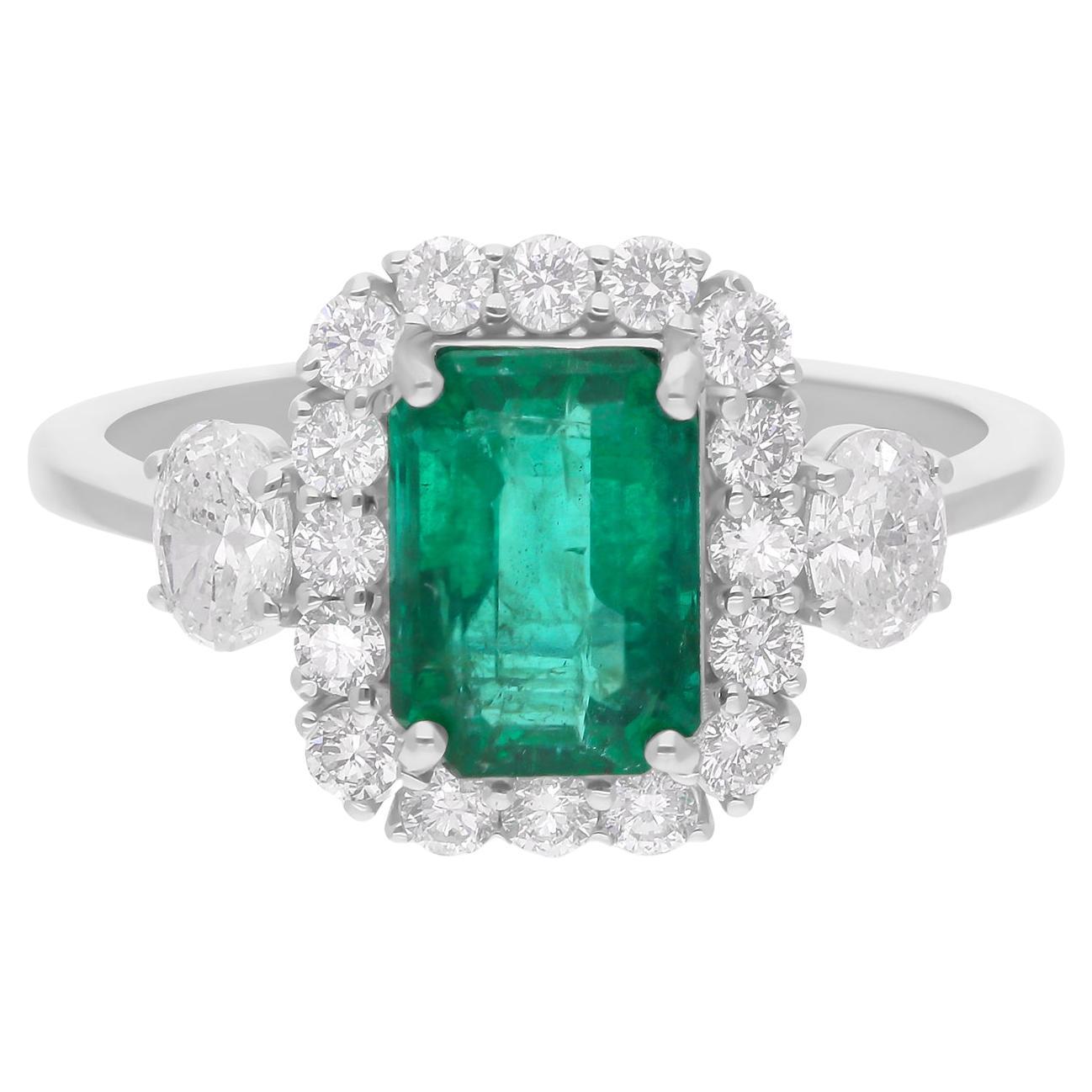 Esmeralda zambiana de 1,85 quilates Anillo de cóctel Diamante SI/H de 0,81 quilates Oro blanco de 18 quilates en venta