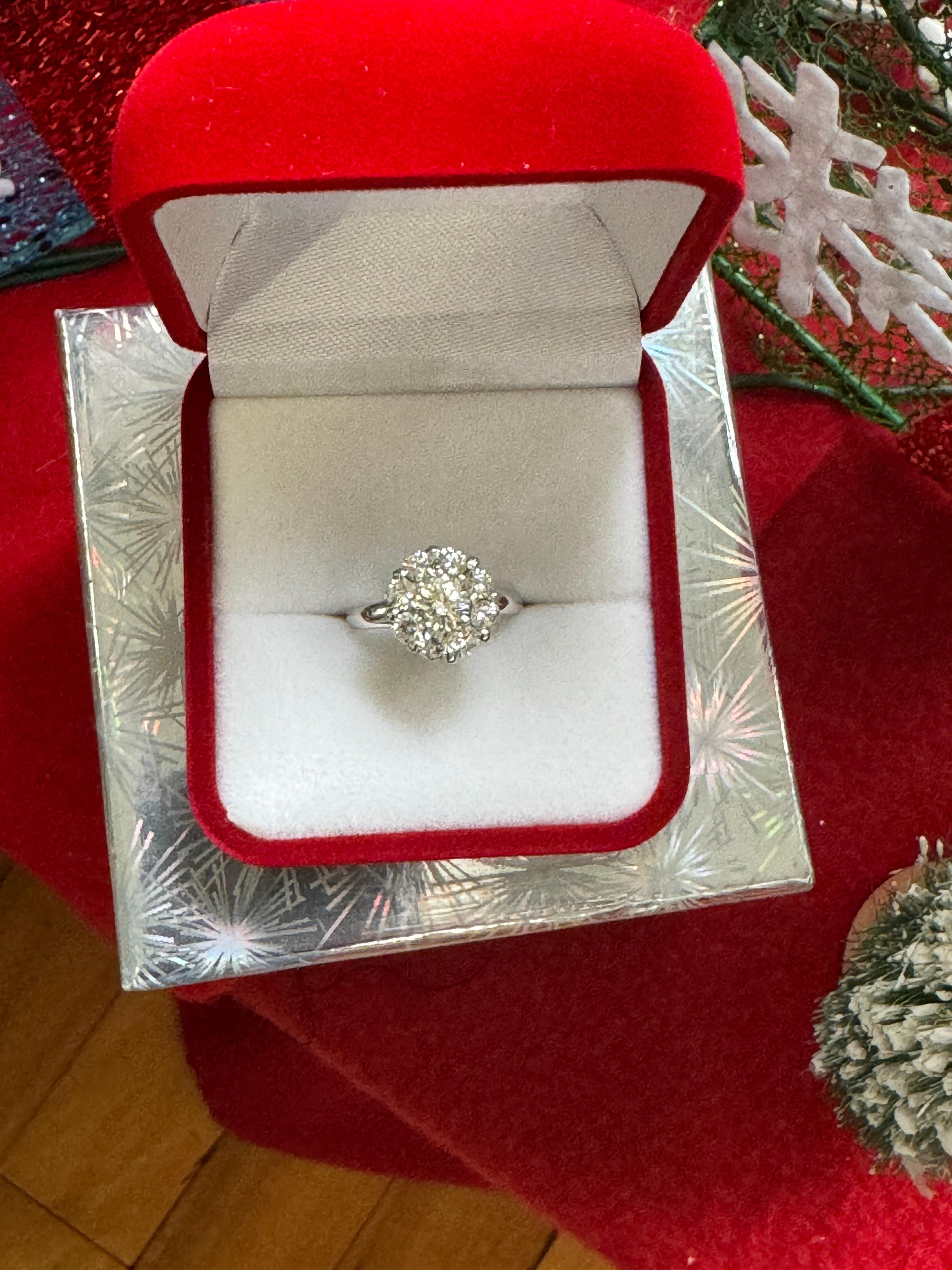 1.85 Carats Diamond Cluster White 14 Karat Gold Ring 1940s In Excellent Condition For Sale In Wallkill, NY