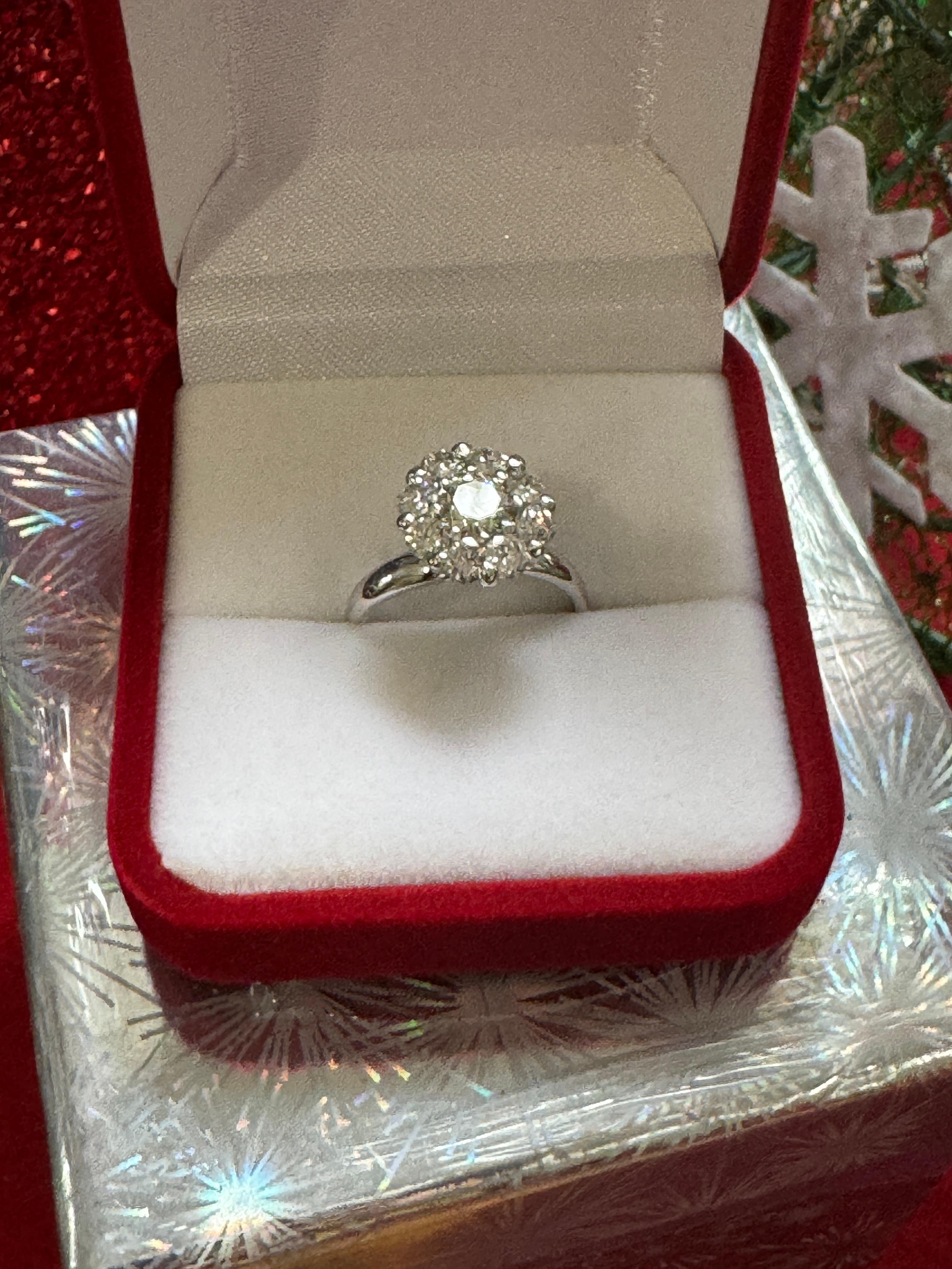 Women's 1.85 Carats Diamond Cluster White 14 Karat Gold Ring 1940s For Sale