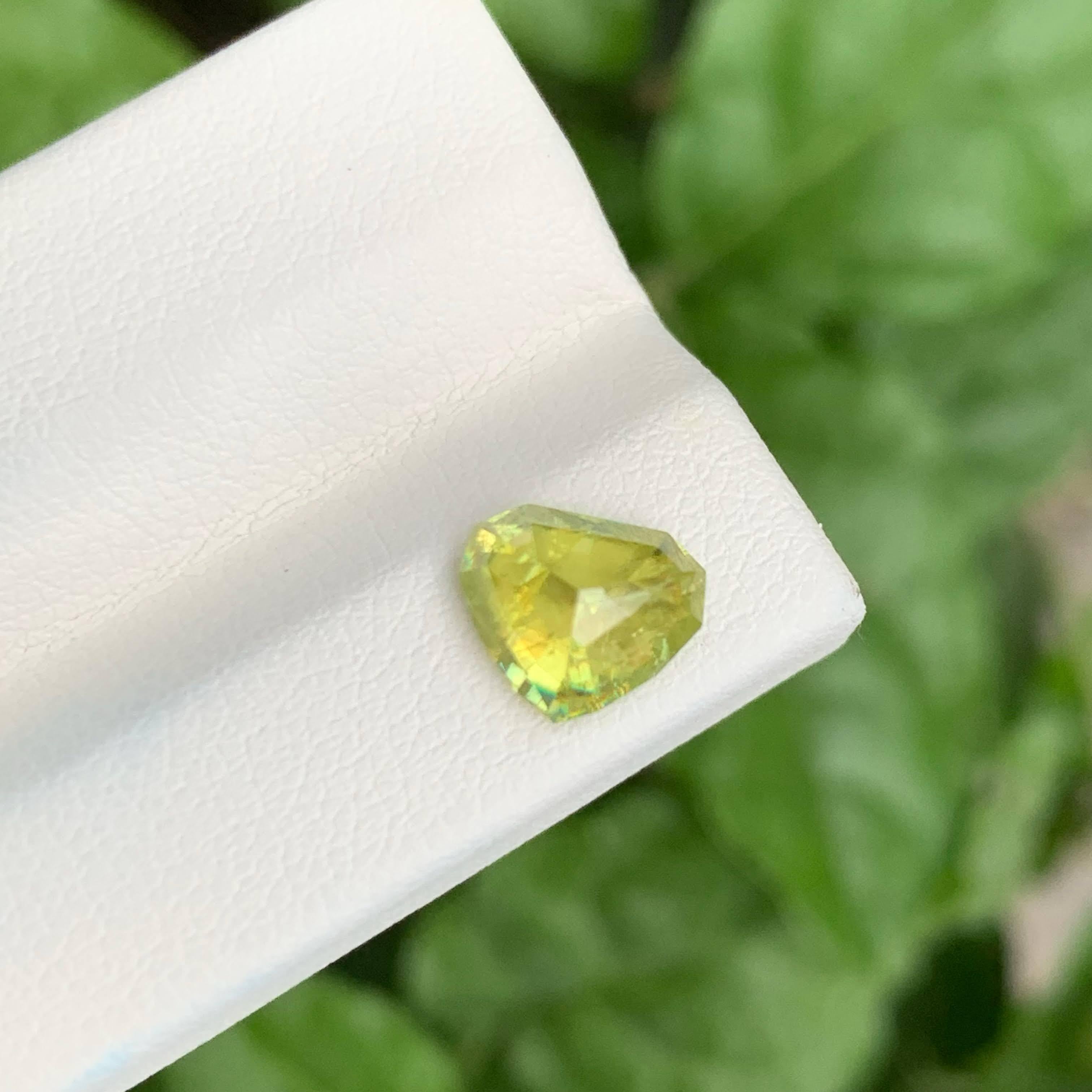 Gewicht 1,85 Karat
Abmessungen 8,5x7,3x4,8mm
Behandlung Keine
Herkunft Madagaskar
Klarheit  inklusive
Form Herz
Geschnittenes Herz


Dieser exquisite 1,85 Karat schwere, herzförmige Sphen-Edelstein zeigt den fesselnden Glanz und die feurige